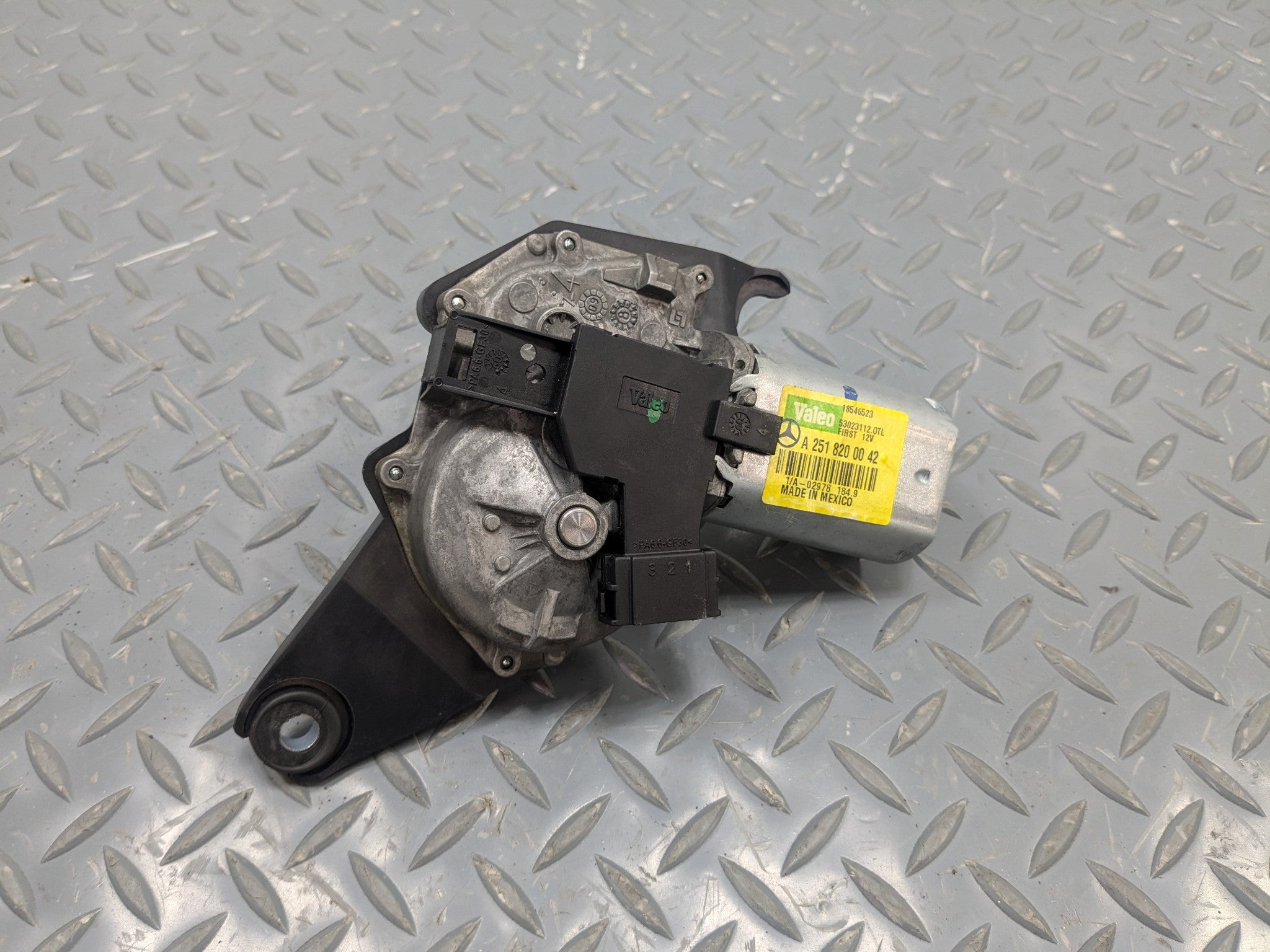 2009 - 2011 OEM MERCEDES-BENZ ML63 REAR GLASS WINDSHIELD WIPER MOTOR ASSYMBLY