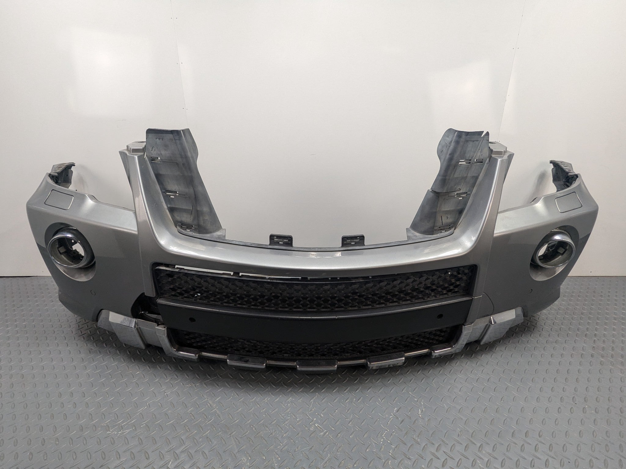 2009 - 2011 OEM MERCEDES-BENZ ML63 FRONT BUMPER COVER ASSEMBLY SILVER