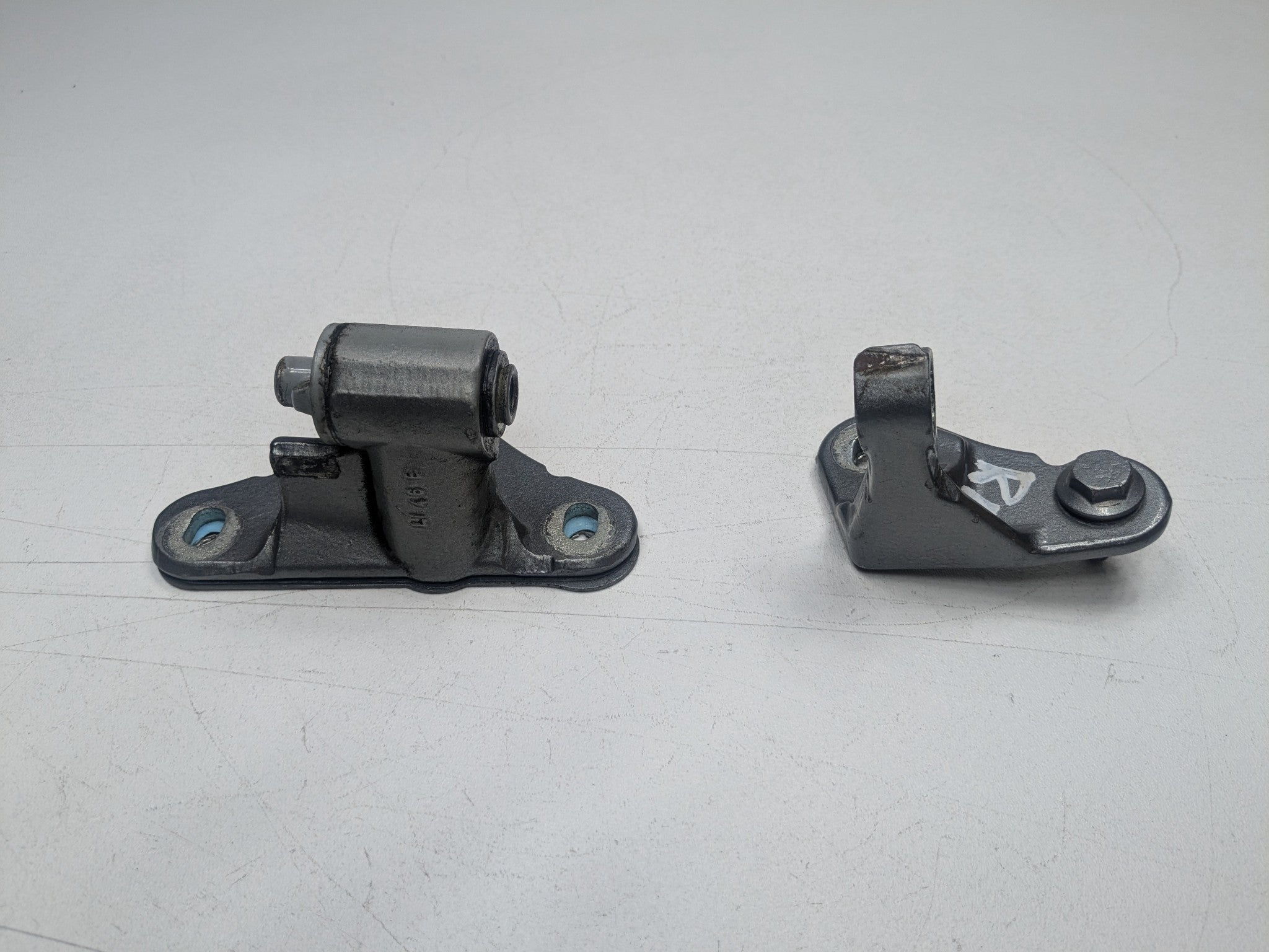 2009 - 2011 OEM MERCEDES-BENZ ML63 REAR LEFT DRIVER SIDE DOOR HINGE