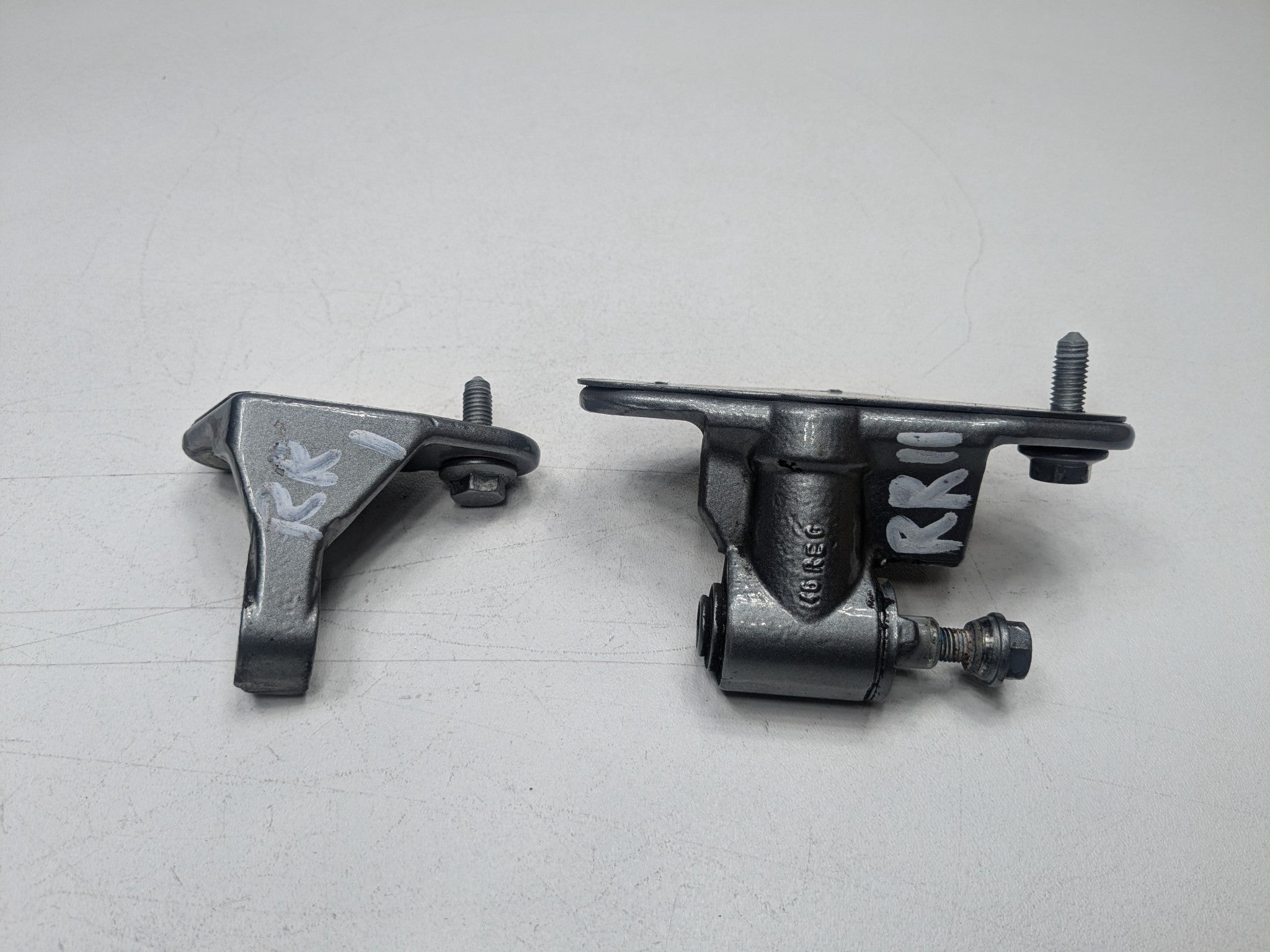 2009 - 2011 OEM MERCEDES-BENZ ML63 REAR RIGHT PASSENGER SIDE DOOR HINGE