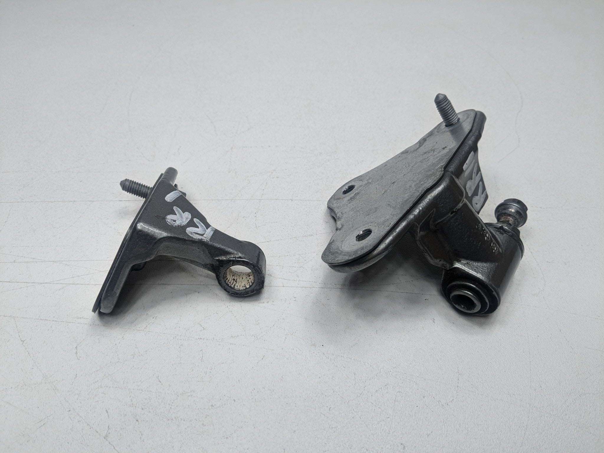 2009 - 2011 OEM MERCEDES-BENZ ML63 REAR RIGHT PASSENGER SIDE DOOR HINGE