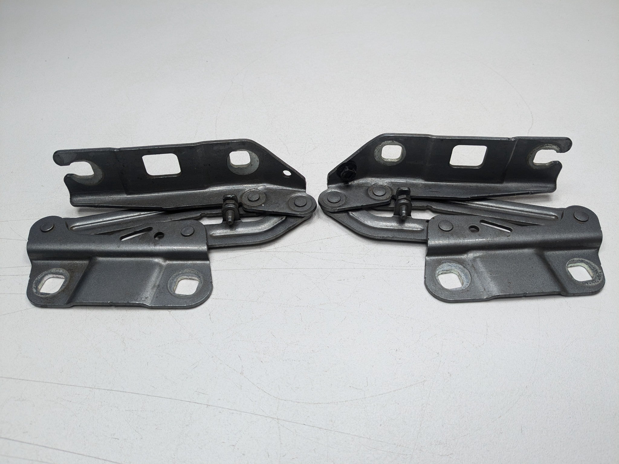 2009 - 2011 OEM MERCEDES-BENZ ML63 FRONT SIDE HOOD HINGE BRACKET SET