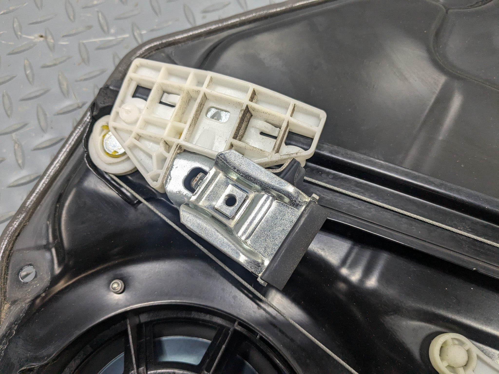 2009 - 2011 OEM MERCEDES-BENZ ML63 REAR RIGHT SIDE CARGO REGULATOR ASSEMBLY