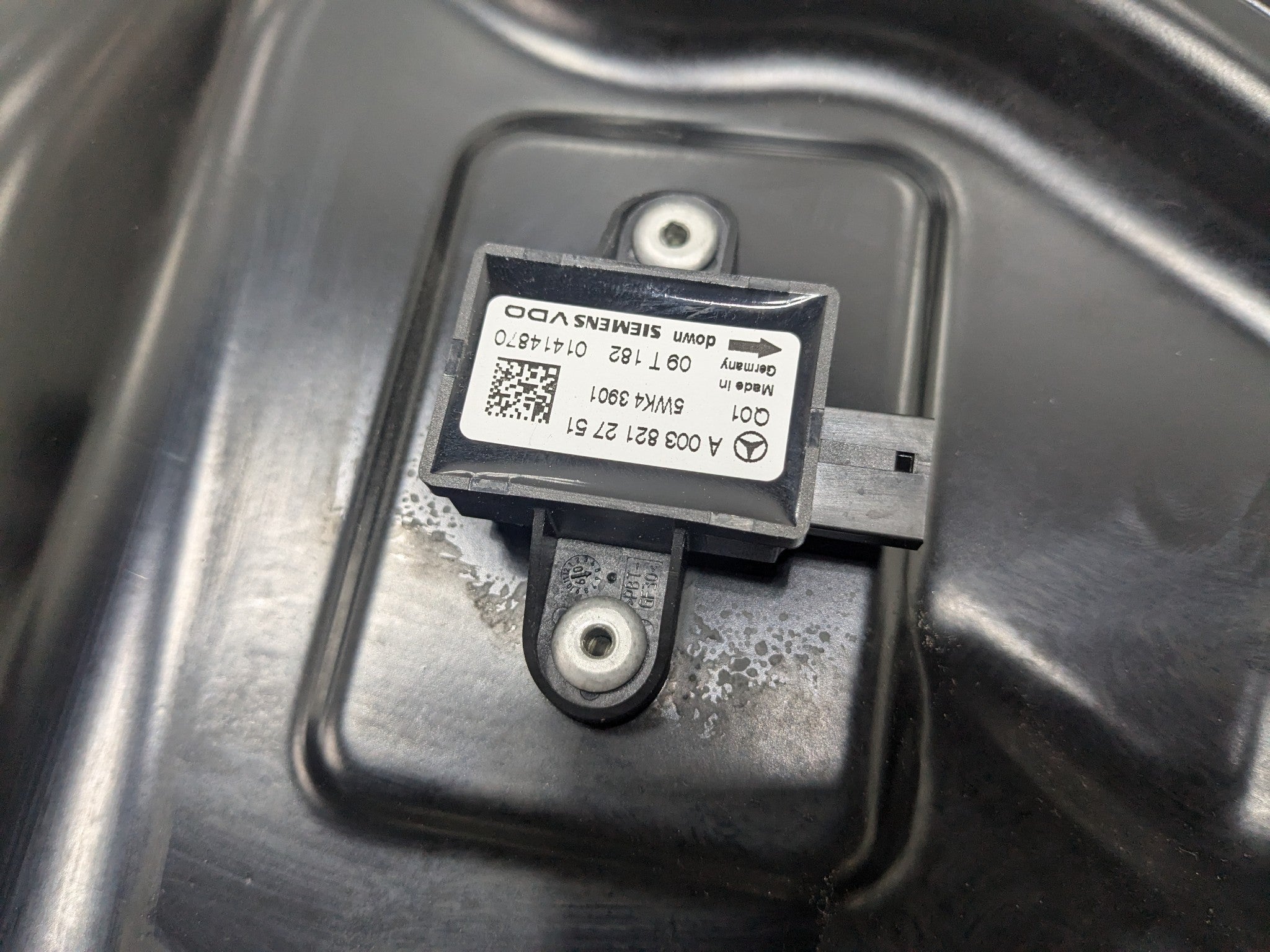 2009 - 2011 OEM MERCEDES-BENZ ML63 REAR RIGHT SIDE CARGO REGULATOR ASSEMBLY