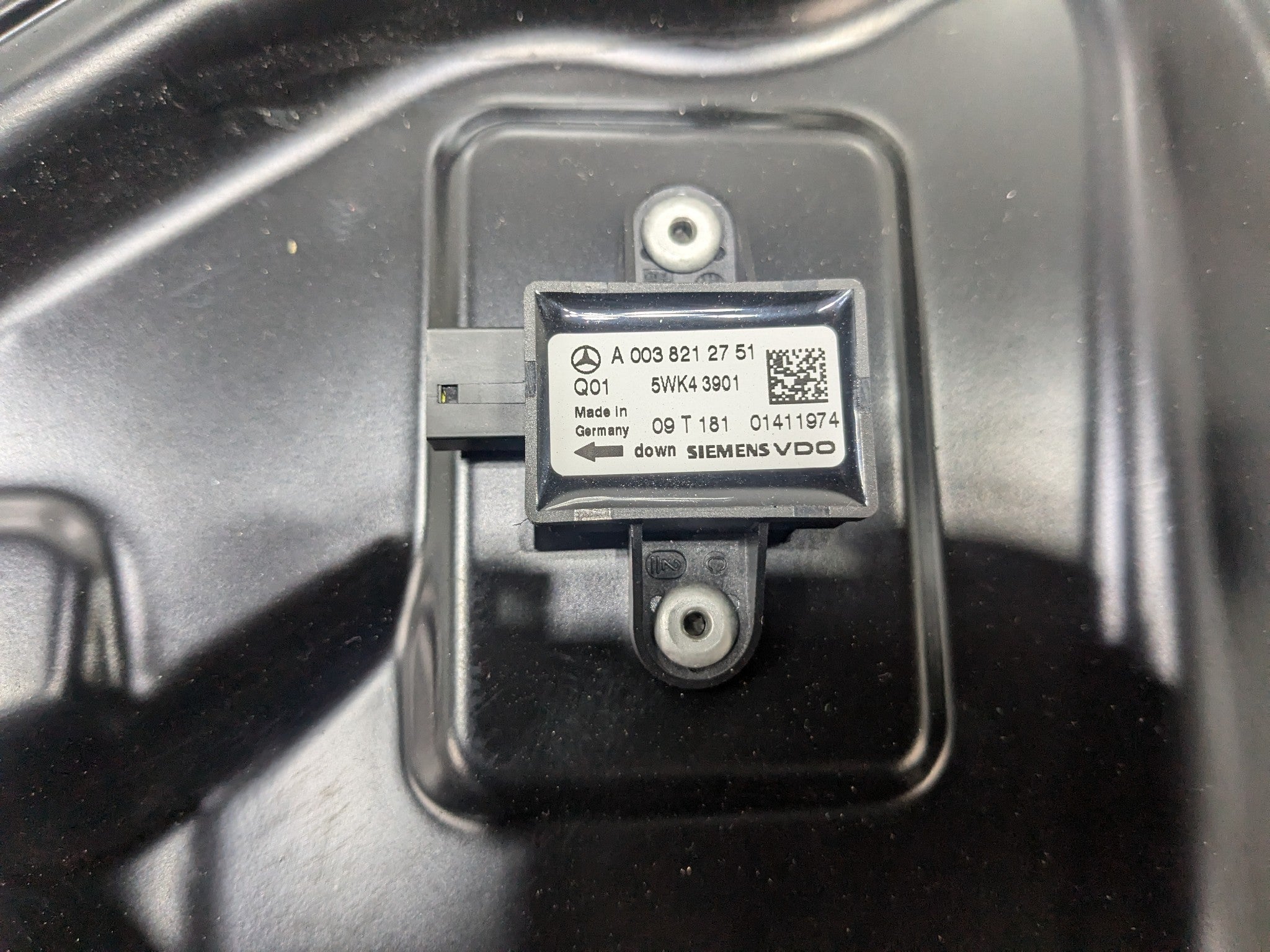 2009 - 2011 OEM MERCEDES-BENZ ML63 REAR LEFT SIDE CARGO REGULATOR ASSEMBLY