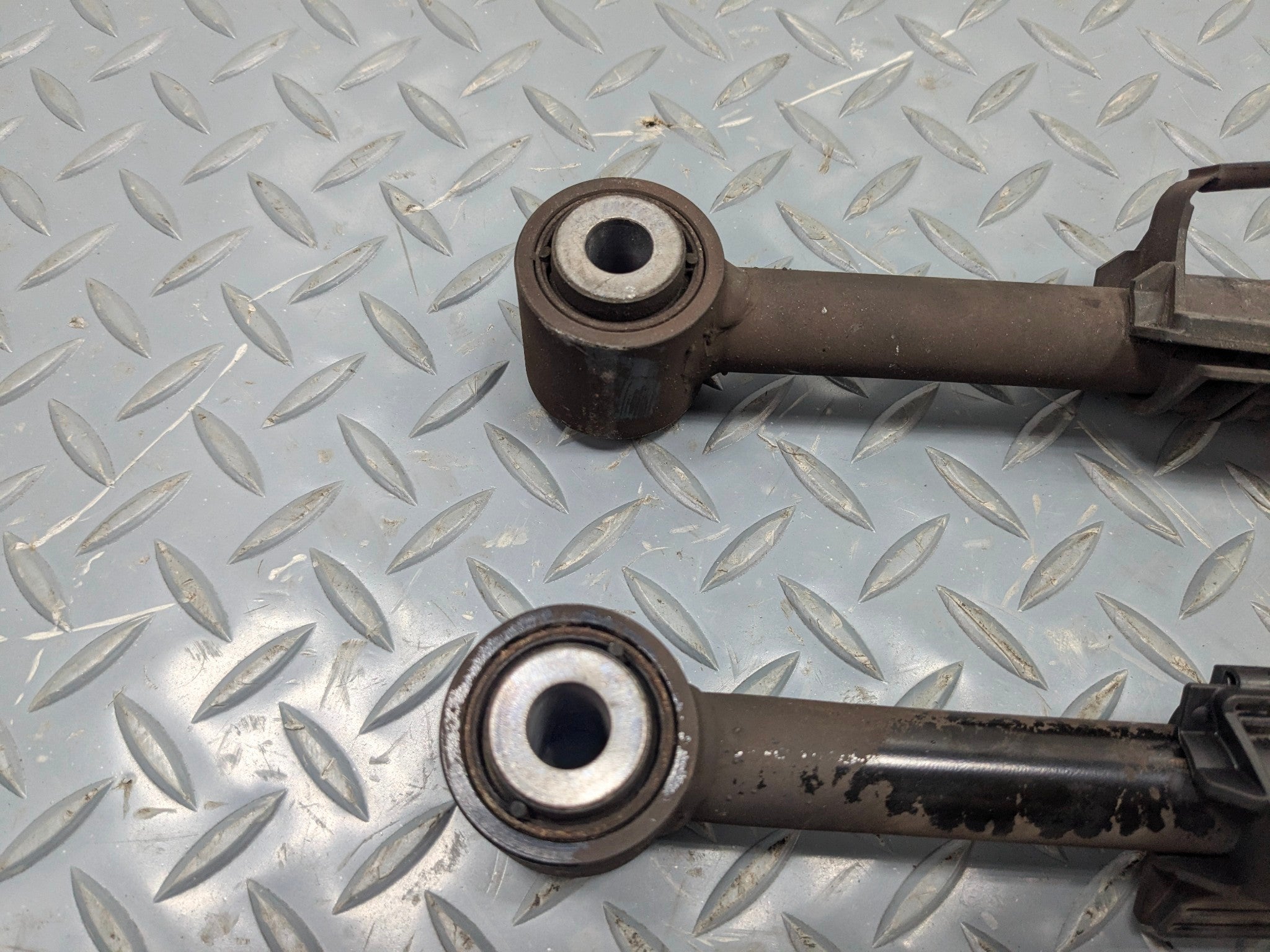 2009 - 2011 OEM MERCEDES-BENZ ML63 REAR LEFT AND RIGHT SIDE LOWER LATERAL ARM