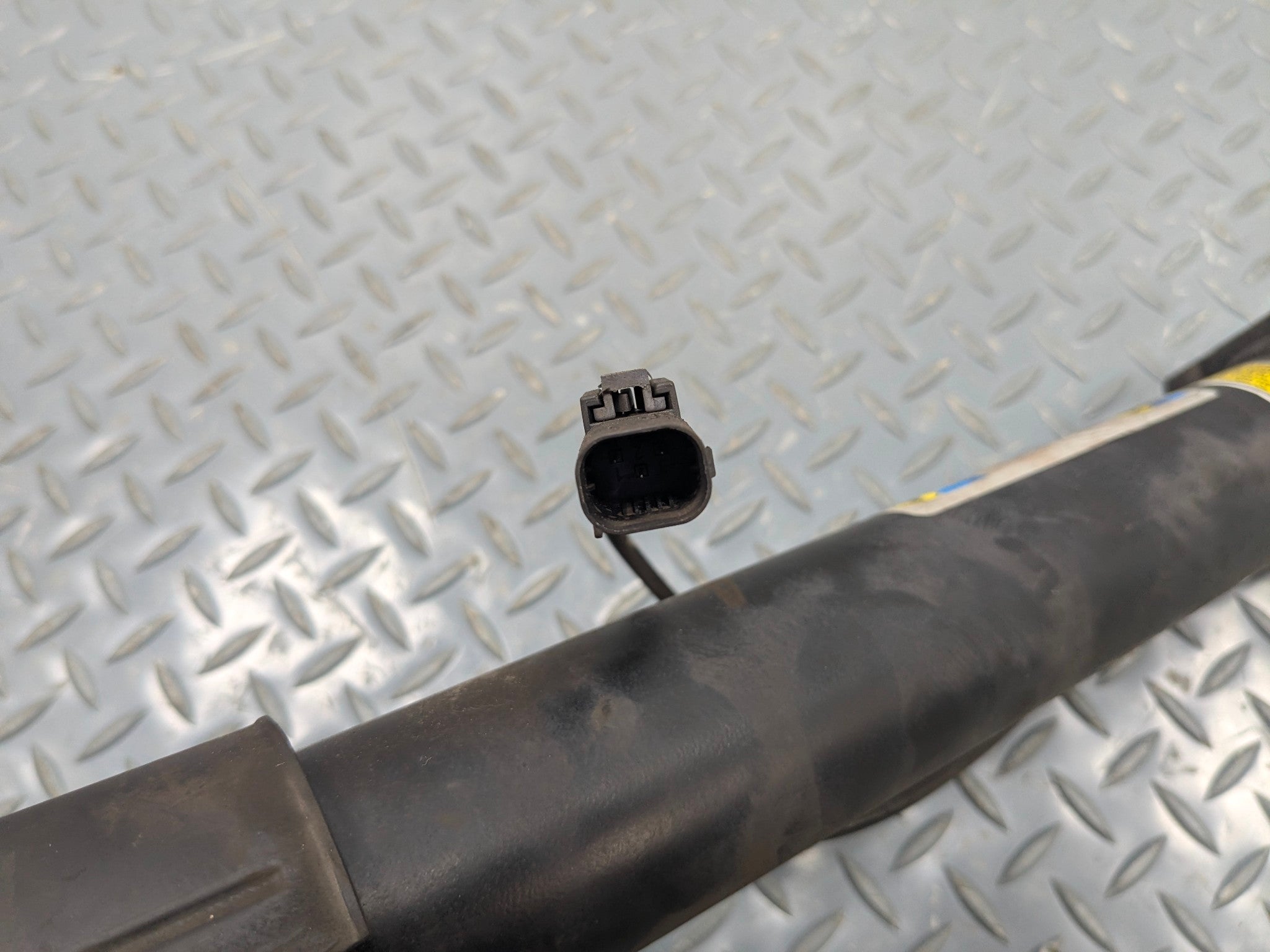 2009 - 2011 OEM MERCEDES-BENZ ML63 REAR LEFT SIDE AIR STRUT SHOCK ABSORBER