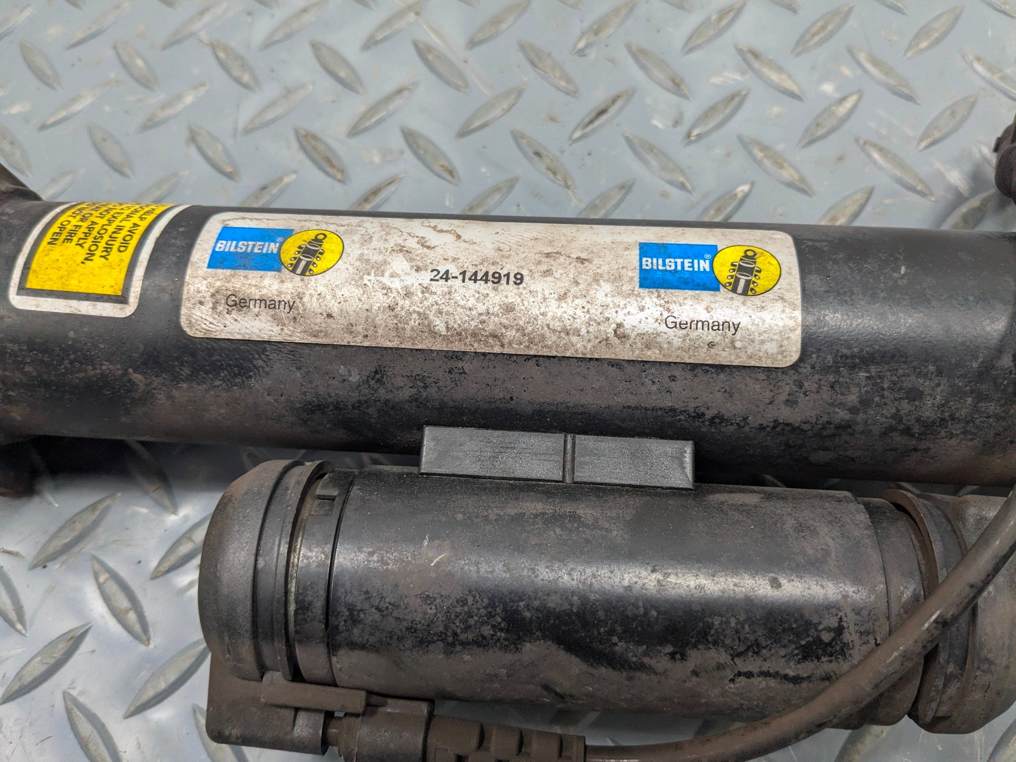 2009 - 2011 OEM MERCEDES-BENZ ML63 REAR RIGHT SIDE AIR STRUT SHOCK ABSORBER