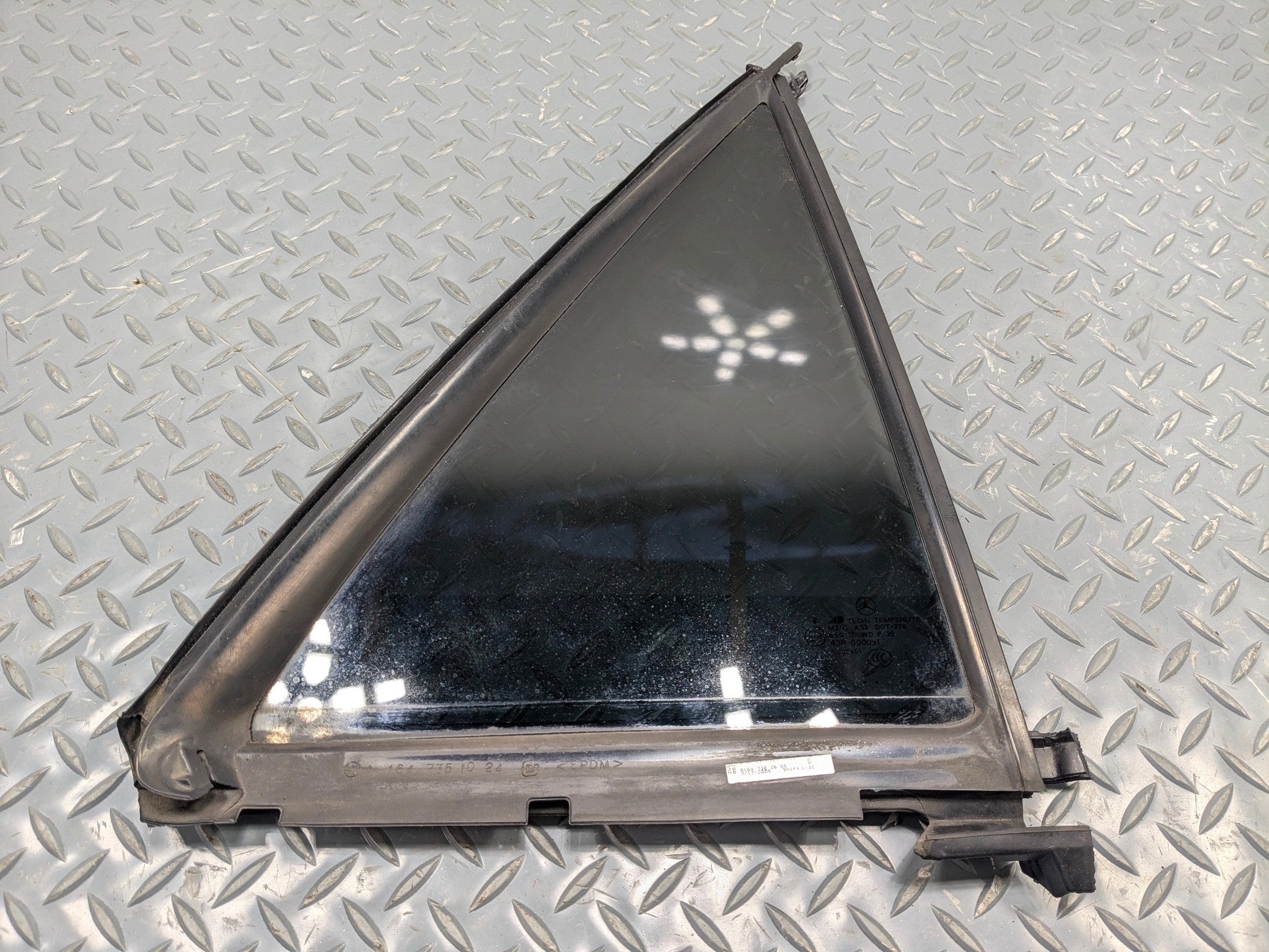 2009 - 2011 OEM MERCEDES-BENZ ML63 REAR RIGHT VENT GLASS WINDOW