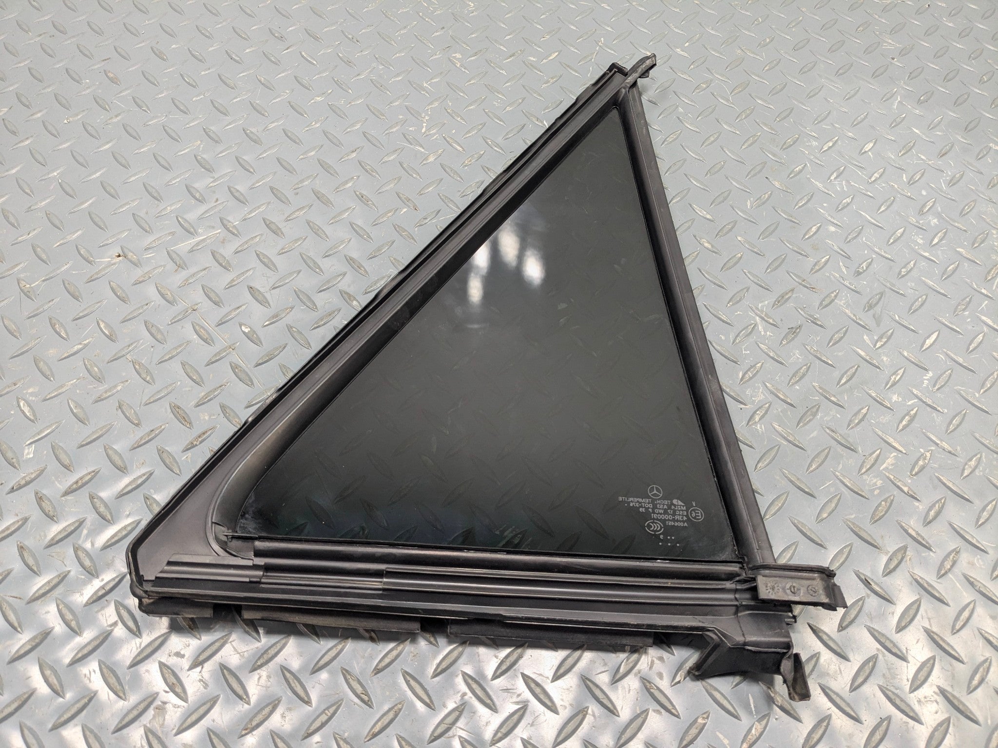 2009 - 2011 OEM MERCEDES-BENZ ML63 REAR LEFT VENT GLASS WINDOW