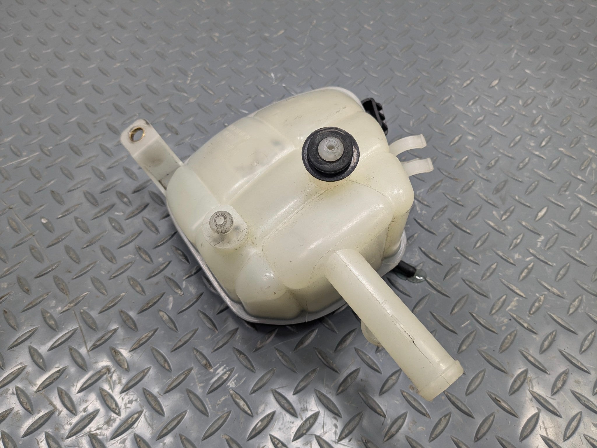 2009 - 2011 OEM MERCEDES-BENZ ML63 ENGINE COOLANT RECOVERY TANK RESERVOIR