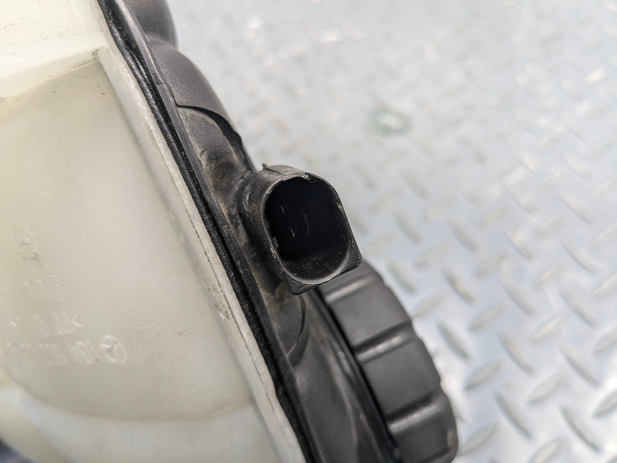 2009 - 2011 OEM MERCEDES-BENZ ML63 ENGINE COOLANT RECOVERY TANK RESERVOIR