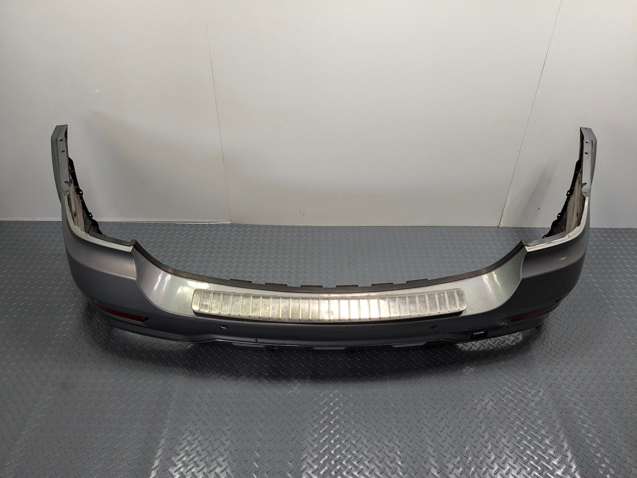 2009 - 2011 OEM MERCEDES-BENZ ML63 REAR LOWER BUMPER COVER PANEL GRAY