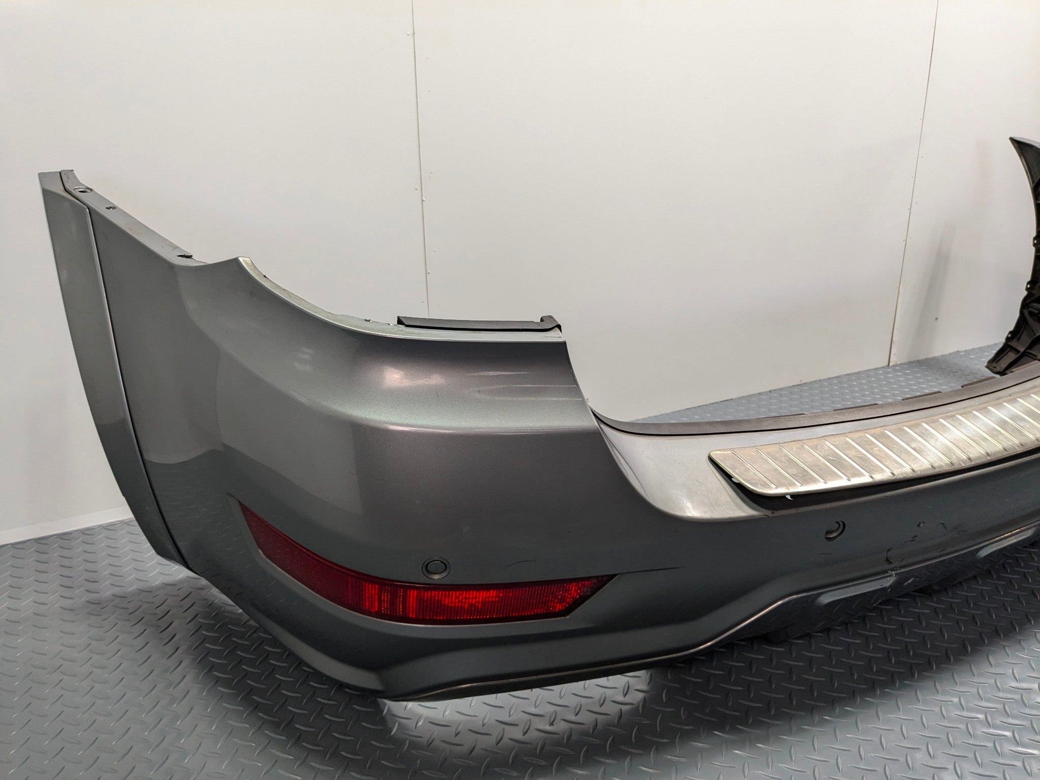 2009 - 2011 OEM MERCEDES-BENZ ML63 REAR LOWER BUMPER COVER PANEL GRAY