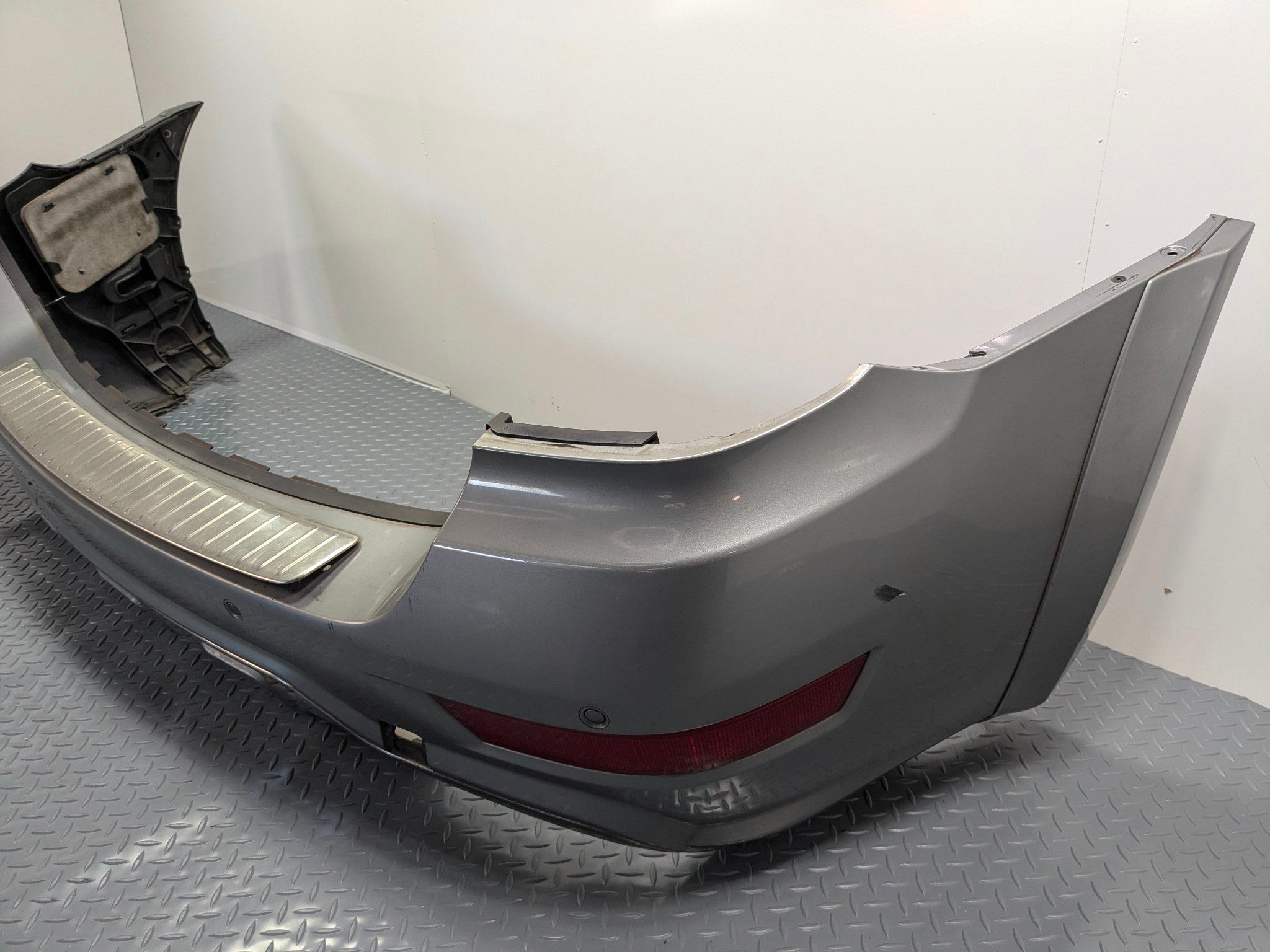 2009 - 2011 OEM MERCEDES-BENZ ML63 REAR LOWER BUMPER COVER PANEL GRAY
