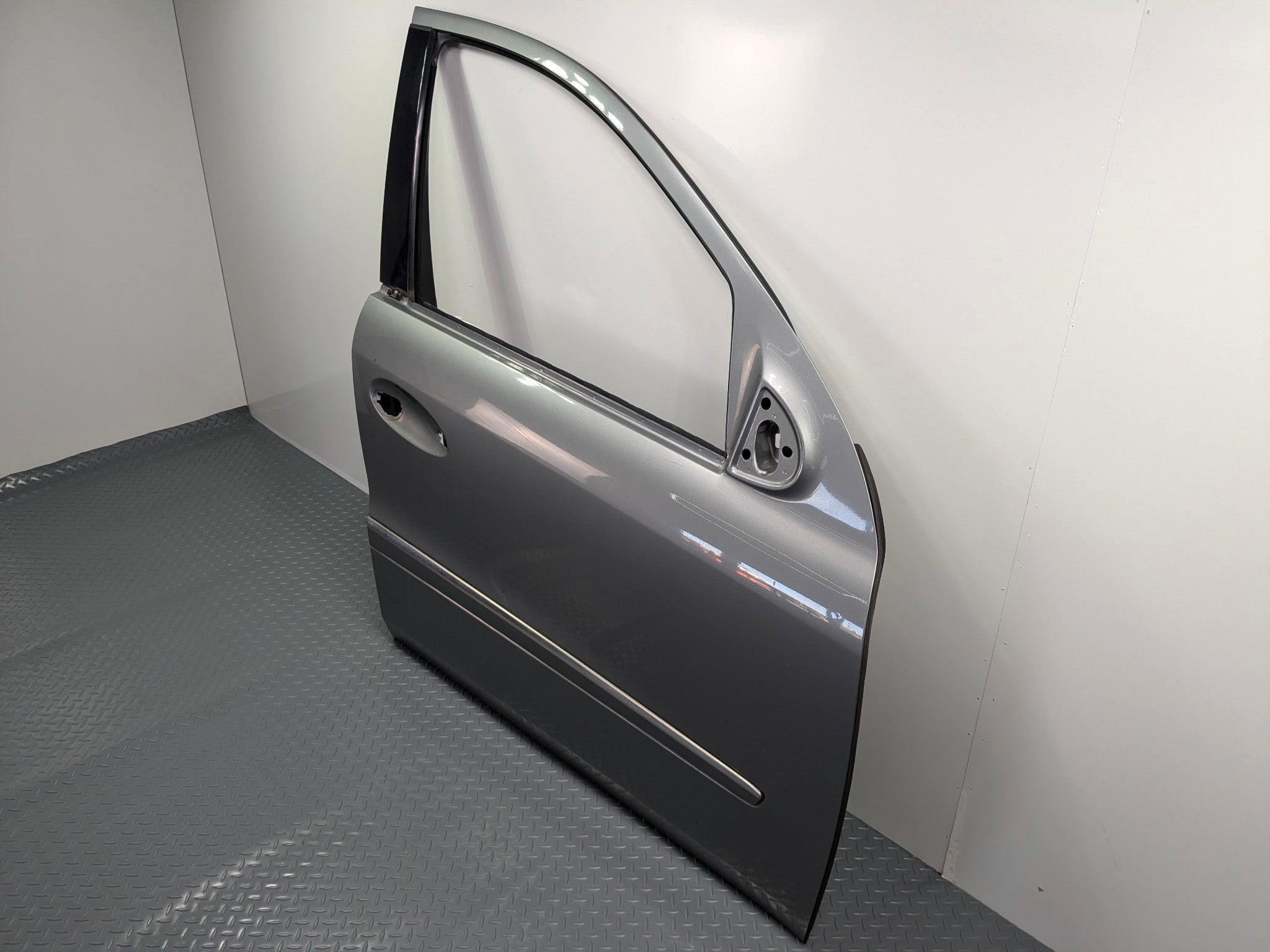 09 - 11 OEM MERCEDES-BENZ ML63 FRONT RIGHT PASSENGER SIDE DOOR SHELL PANEL GRAY