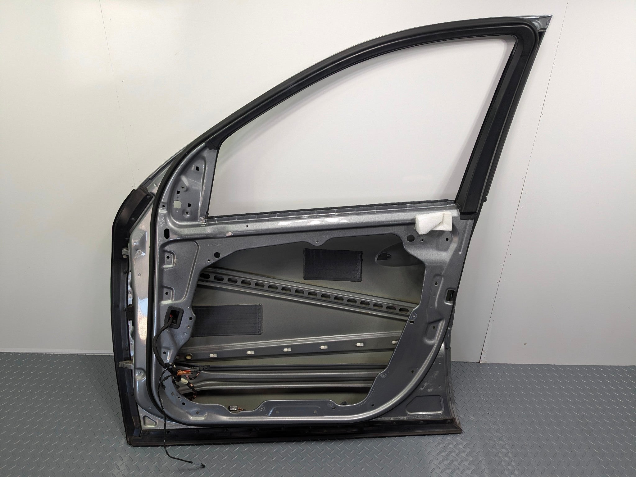 09 - 11 OEM MERCEDES-BENZ ML63 FRONT RIGHT PASSENGER SIDE DOOR SHELL PANEL GRAY