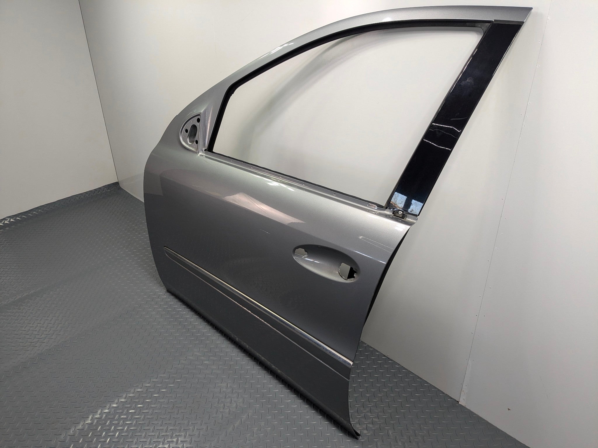2009 - 2011 OEM MERCEDES-BENZ ML63 FRONT LEFT DRIVER SIDE DOOR SHELL PANEL GRAY