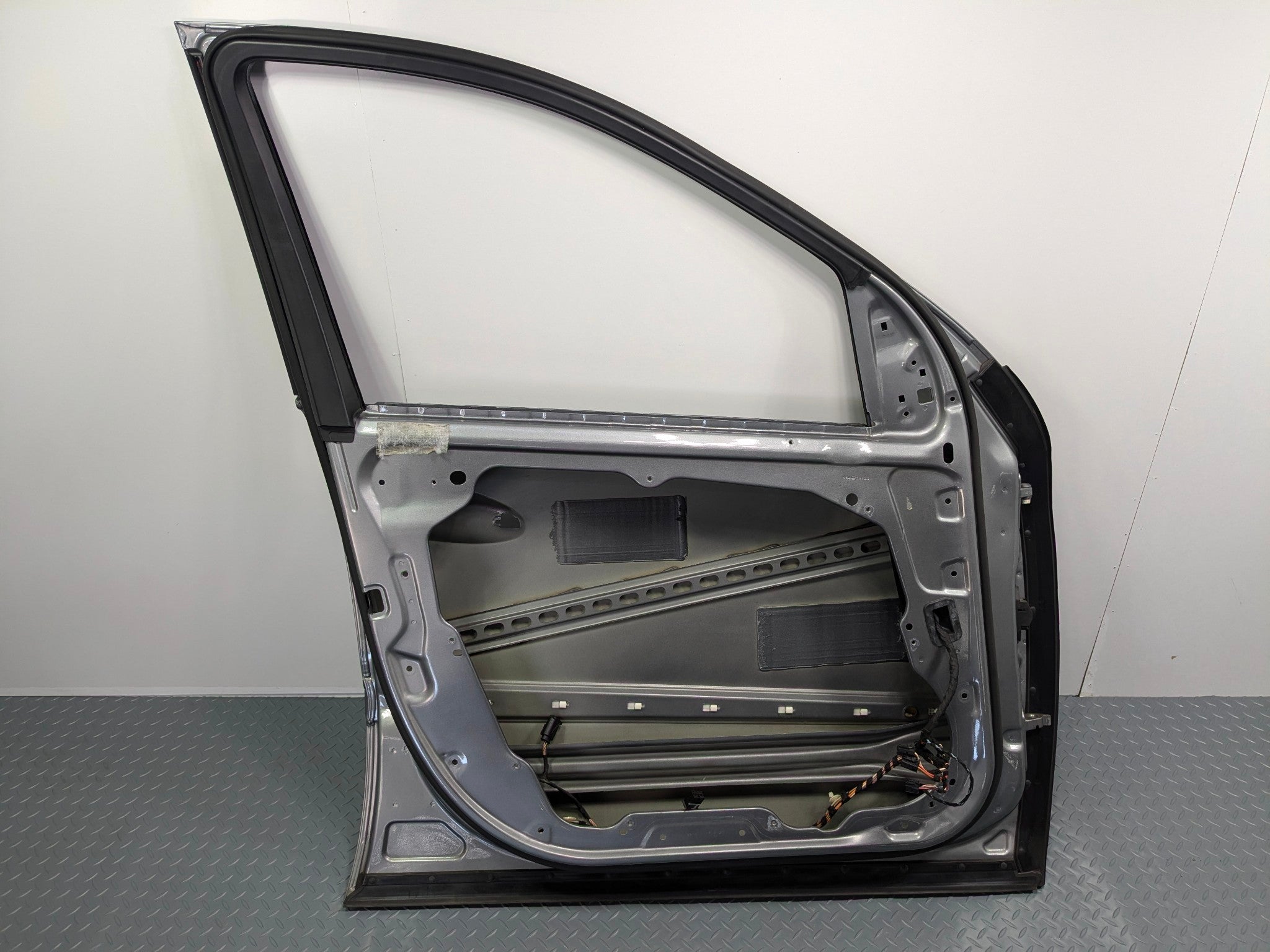 2009 - 2011 OEM MERCEDES-BENZ ML63 FRONT LEFT DRIVER SIDE DOOR SHELL PANEL GRAY