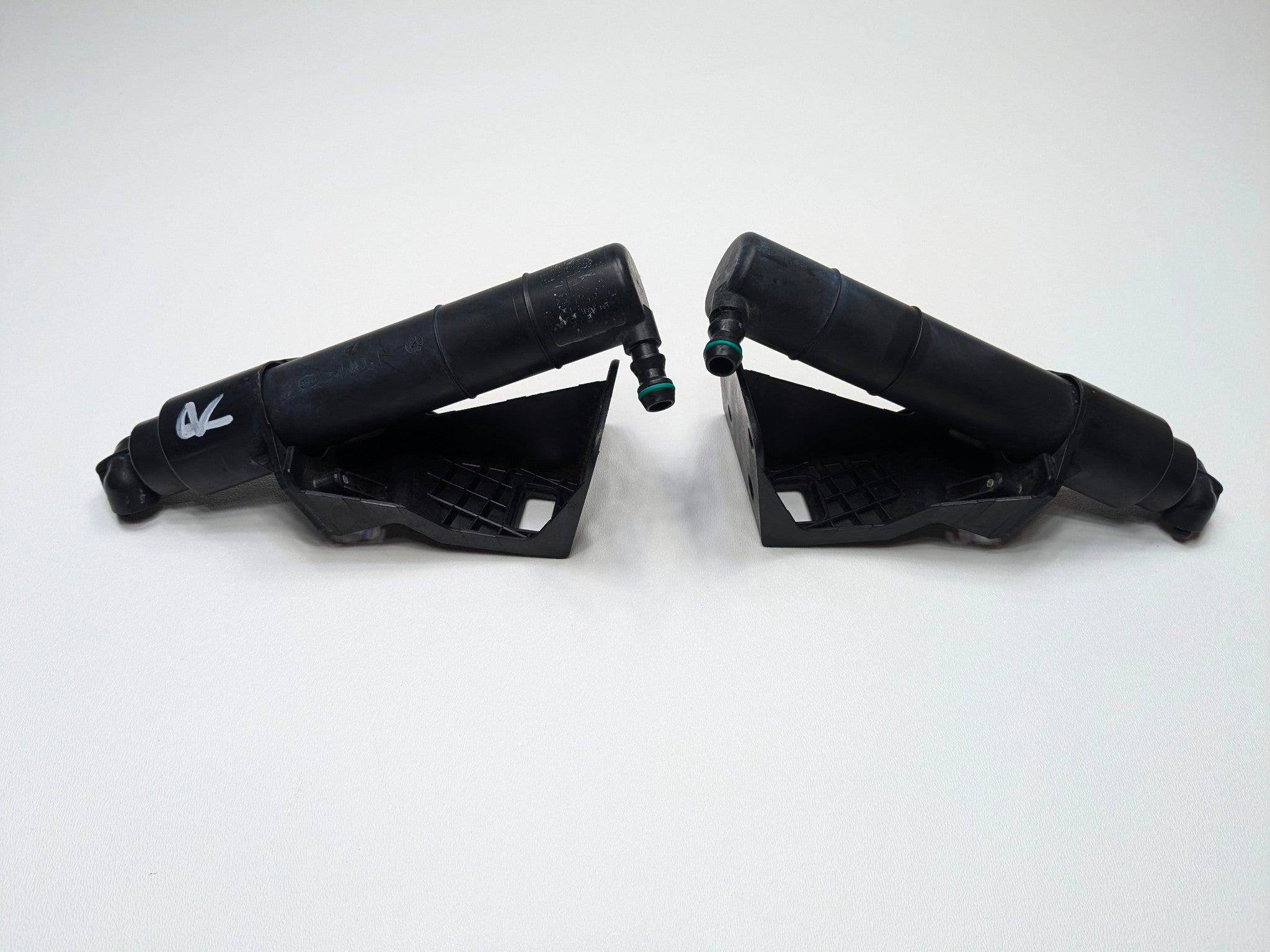 2009 - 2011 OEM MERCEDES-BENZ ML63 FRONT LEFT AND RIGHT HEADLIGHT WASHER NOZZLE