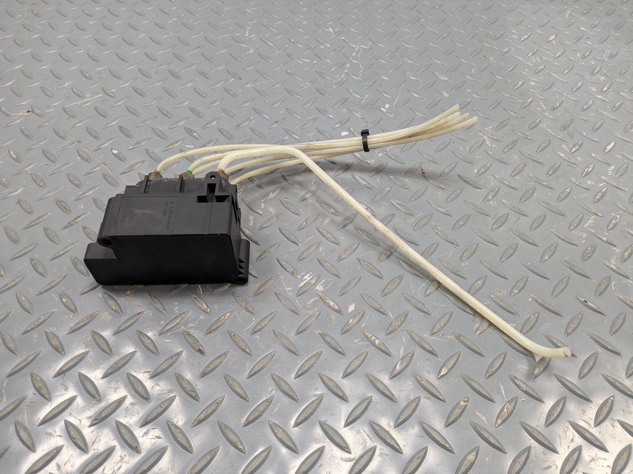 2009 - 2011 OEM MERCEDES-BENZ ML63 AIRMATIC AIR SUSPENSION CONTROL VALVE BLOCK