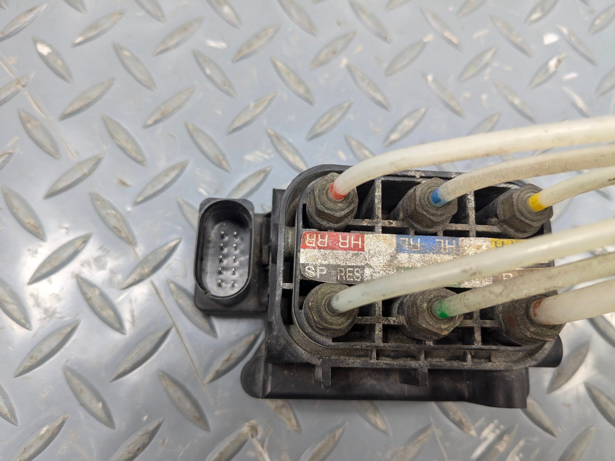 2009 - 2011 OEM MERCEDES-BENZ ML63 AIRMATIC AIR SUSPENSION CONTROL VALVE BLOCK