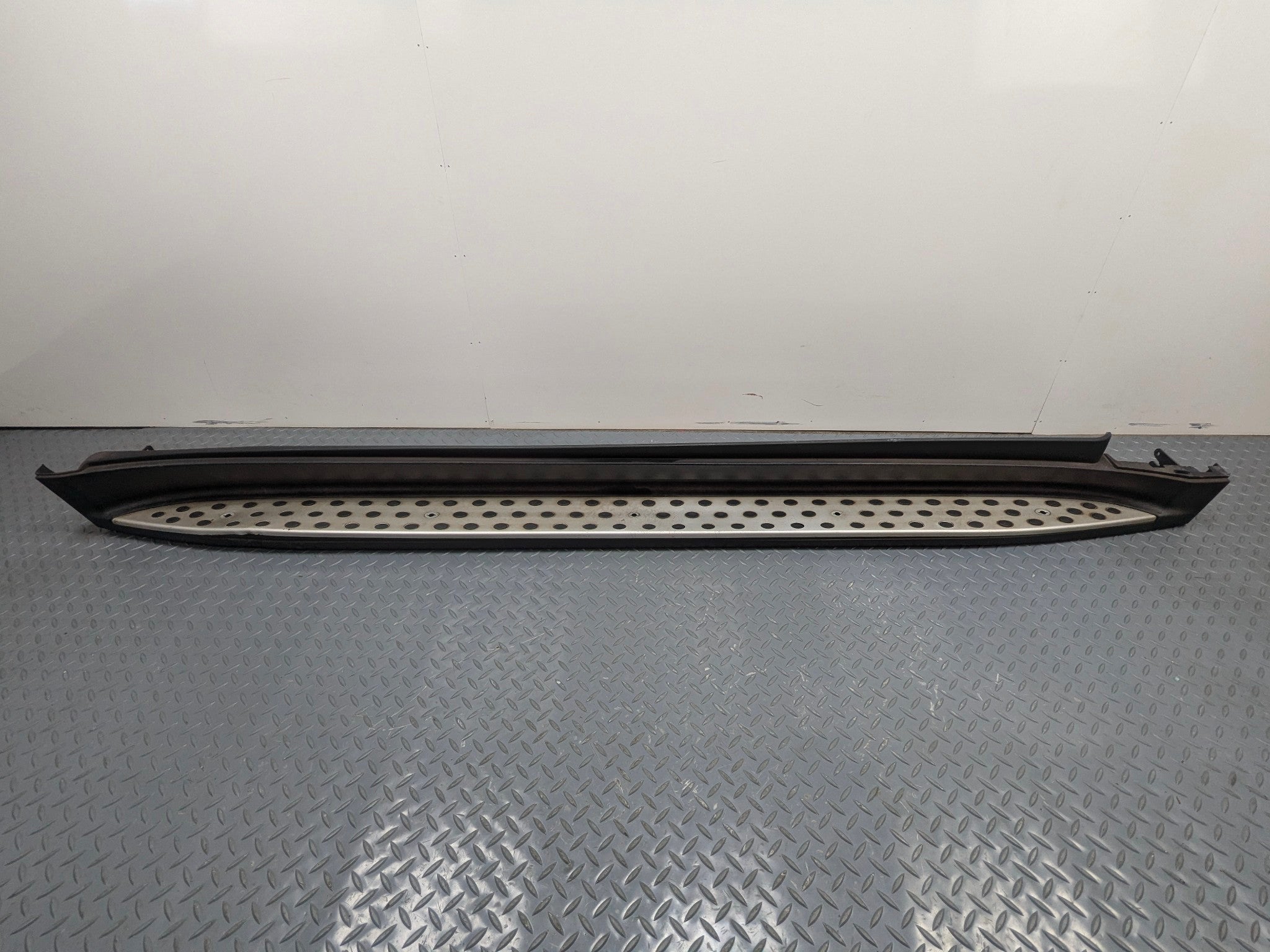 2009 - 2011 OEM MERCEDES-BENZ ML63 RIGHT SIDE RUNNING BOARD STEP PAD ASSEMBLY