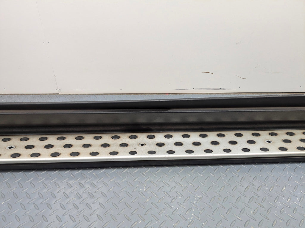 2009 - 2011 OEM MERCEDES-BENZ ML63 RIGHT SIDE RUNNING BOARD STEP PAD ASSEMBLY