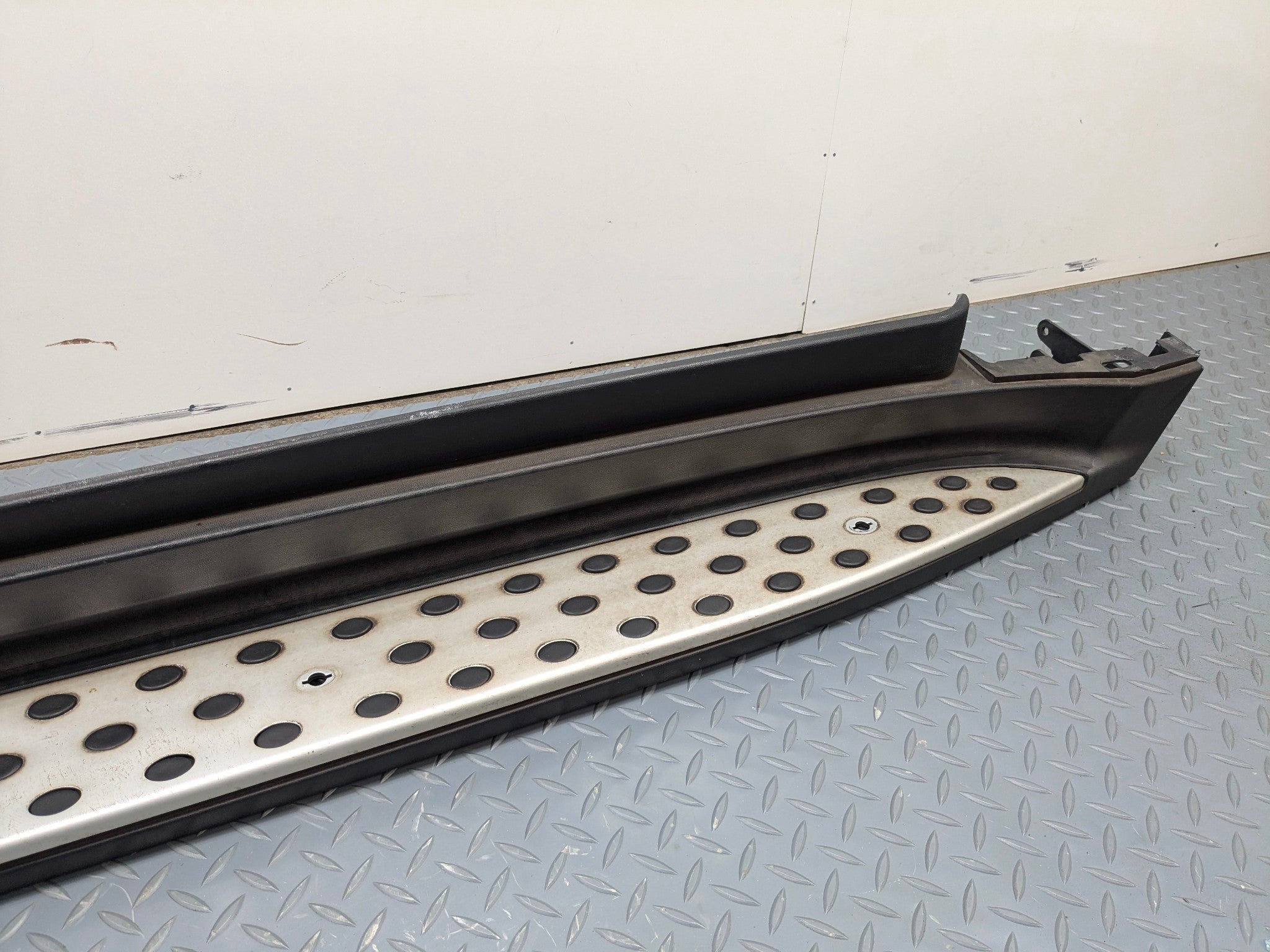 2009 - 2011 OEM MERCEDES-BENZ ML63 RIGHT SIDE RUNNING BOARD STEP PAD ASSEMBLY