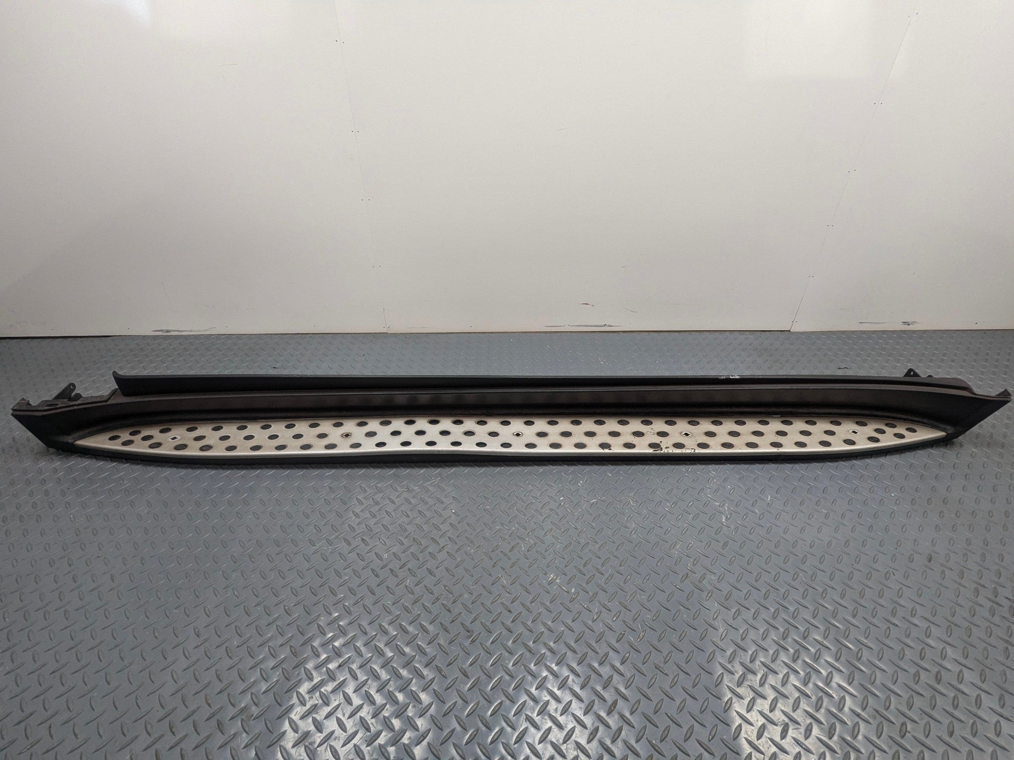 2009 - 2011 OEM MERCEDES-BENZ ML63 LEFT SIDE RUNNING BOARD STEP PAD ASSEMBLY