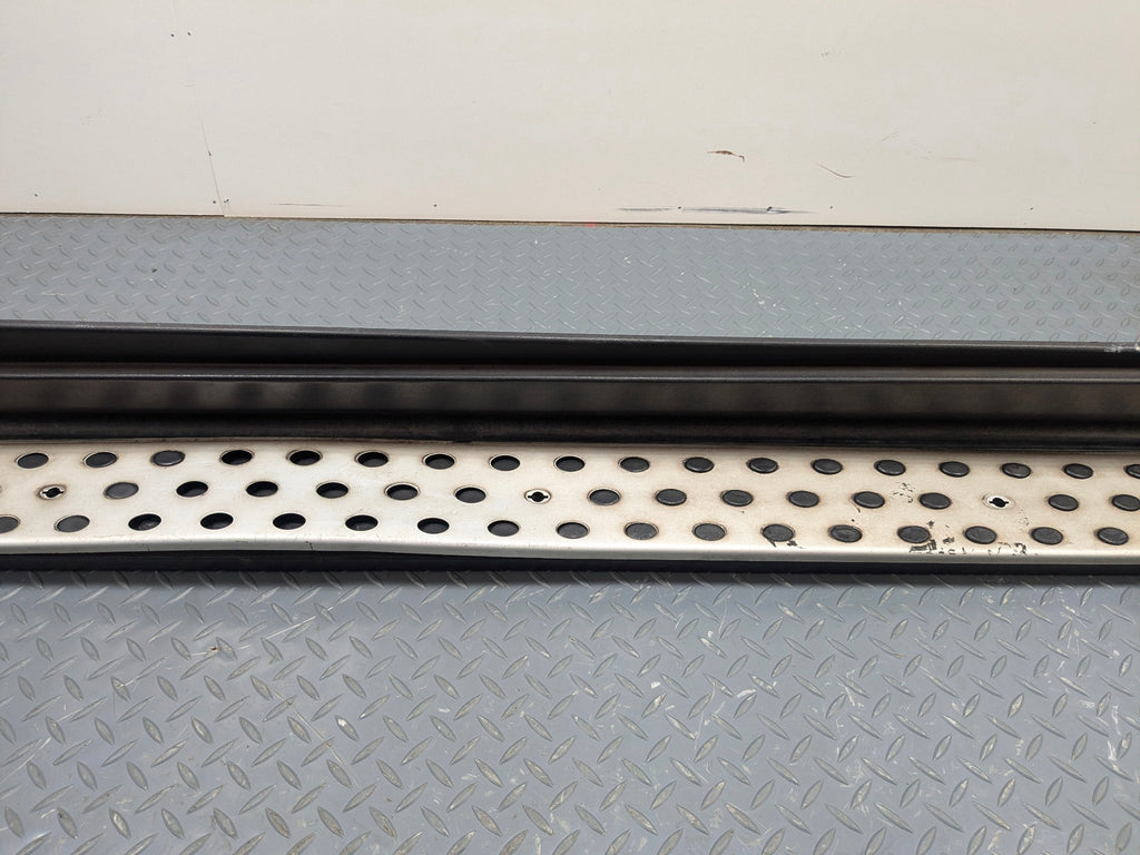 2009 - 2011 OEM MERCEDES-BENZ ML63 LEFT SIDE RUNNING BOARD STEP PAD ASSEMBLY