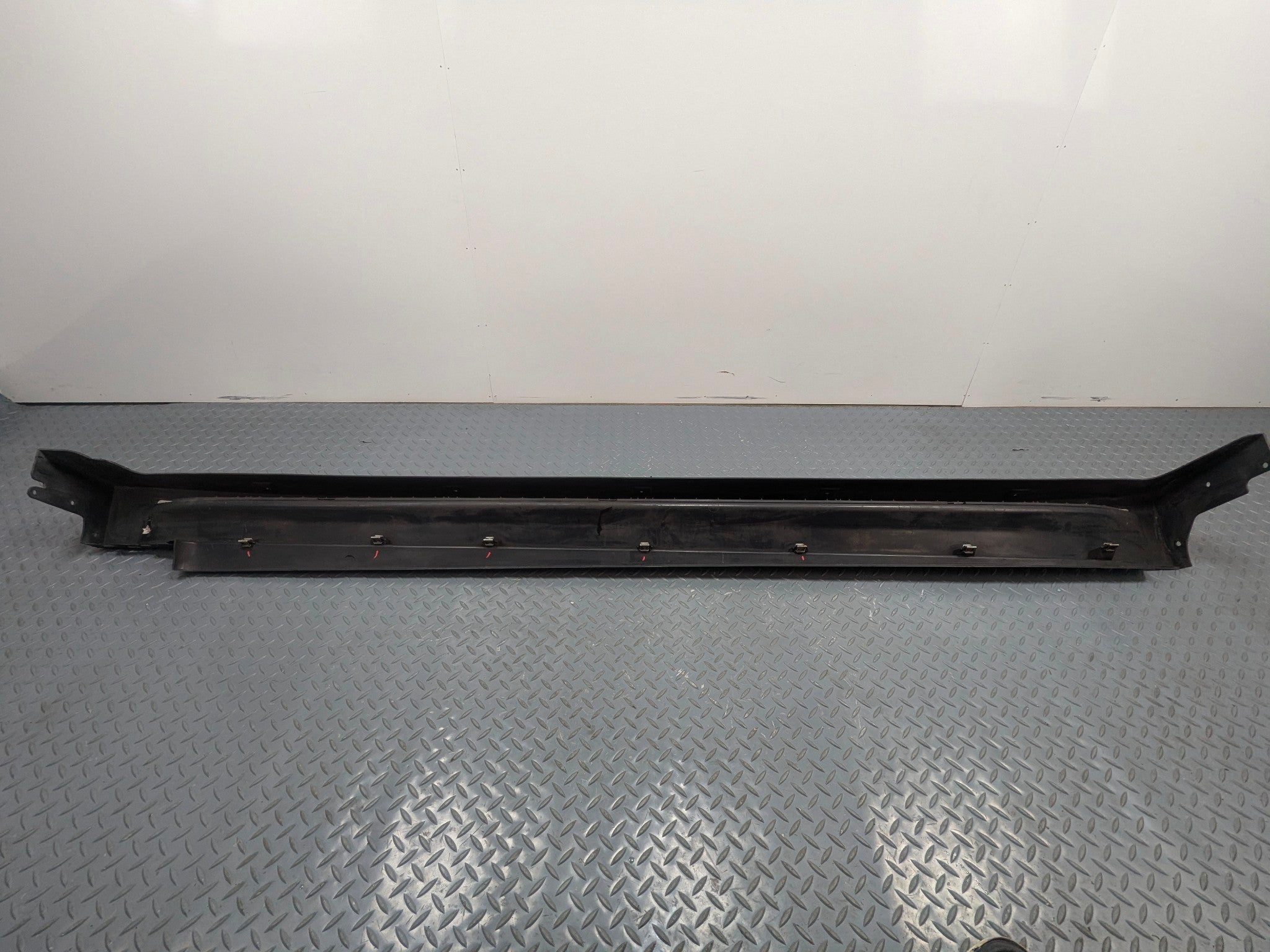 2009 - 2011 OEM MERCEDES-BENZ ML63 LEFT SIDE RUNNING BOARD STEP PAD ASSEMBLY
