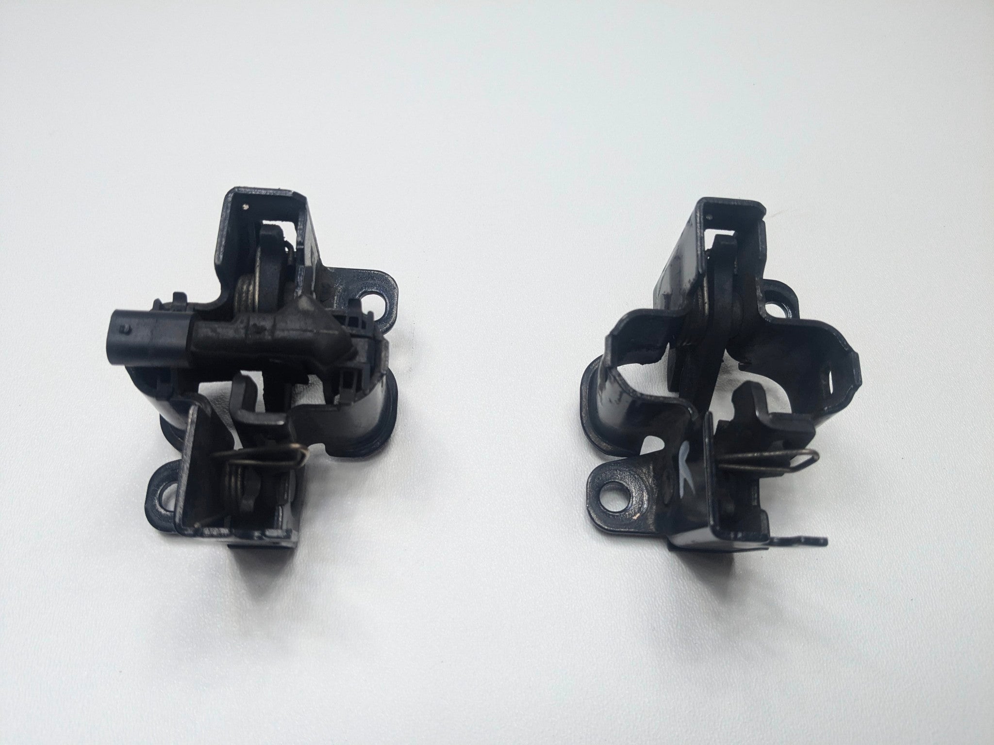 2009 - 2011 OEM MERCEDES-BENZ ML63 FRONT LR SIDE HOOD SAFETY CATCH LATCH LOCK