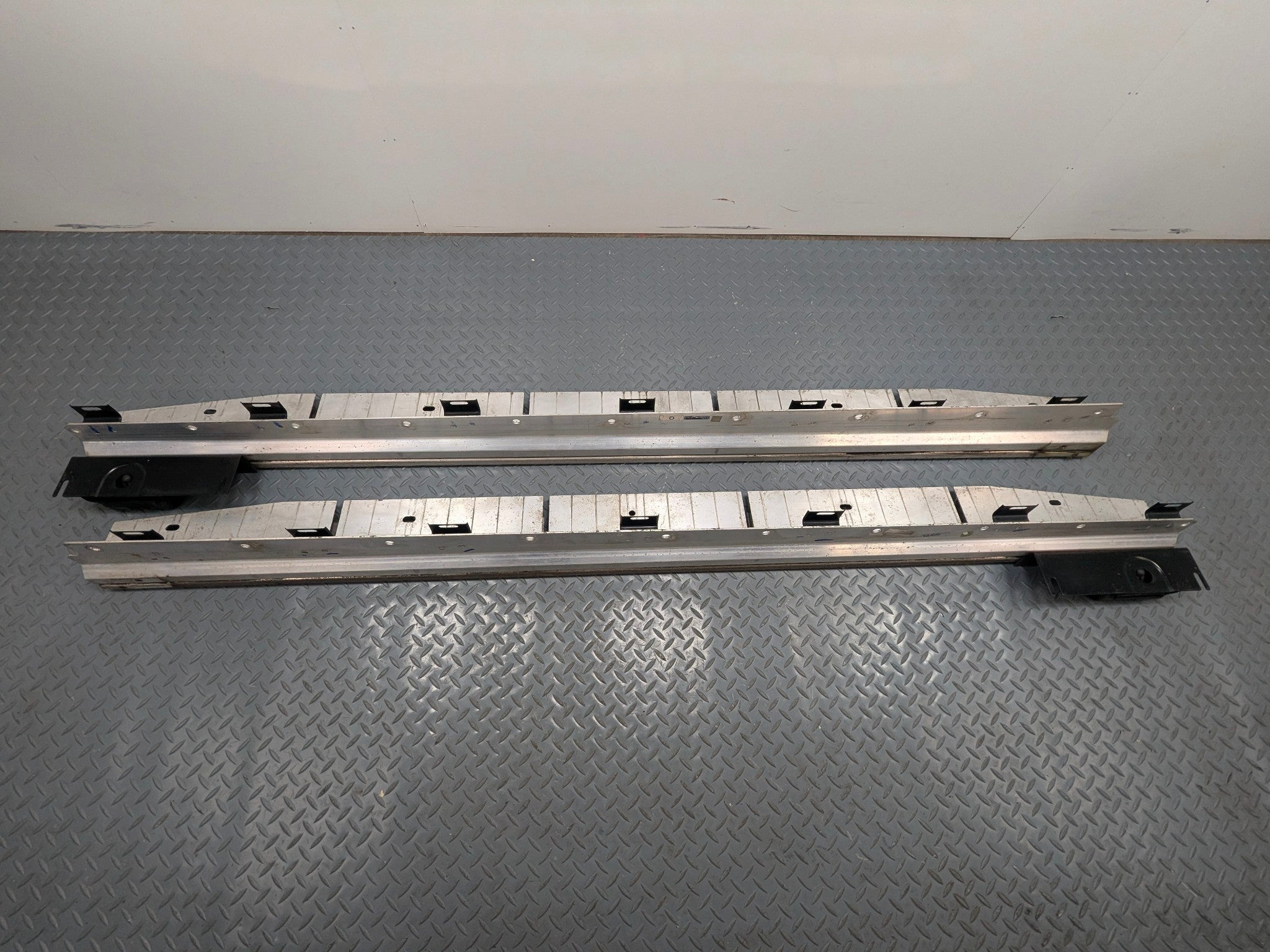 09 - 11 OEM MERCEDES-BENZ ML63 RIGHT AND LEFT SIDE STEP RUNNING BOARD BRACKET