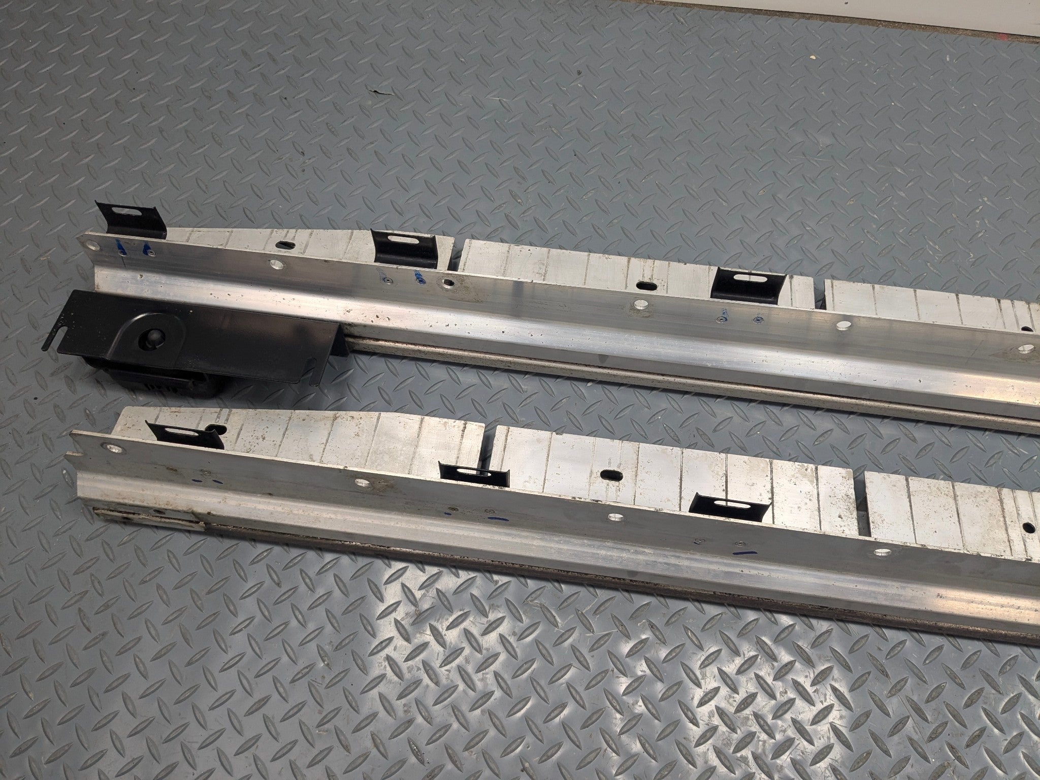 09 - 11 OEM MERCEDES-BENZ ML63 RIGHT AND LEFT SIDE STEP RUNNING BOARD BRACKET