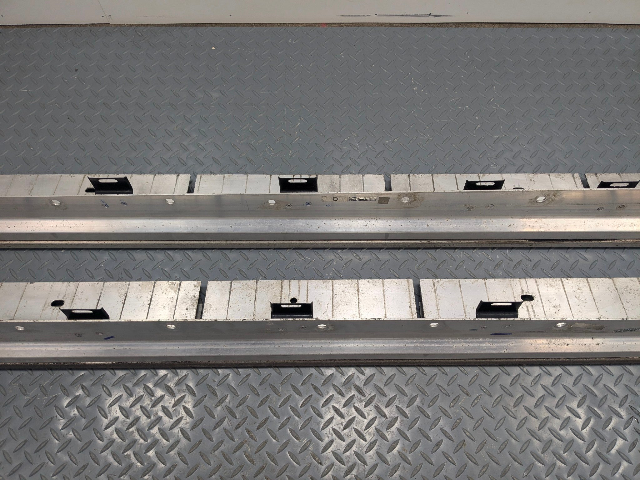 09 - 11 OEM MERCEDES-BENZ ML63 RIGHT AND LEFT SIDE STEP RUNNING BOARD BRACKET