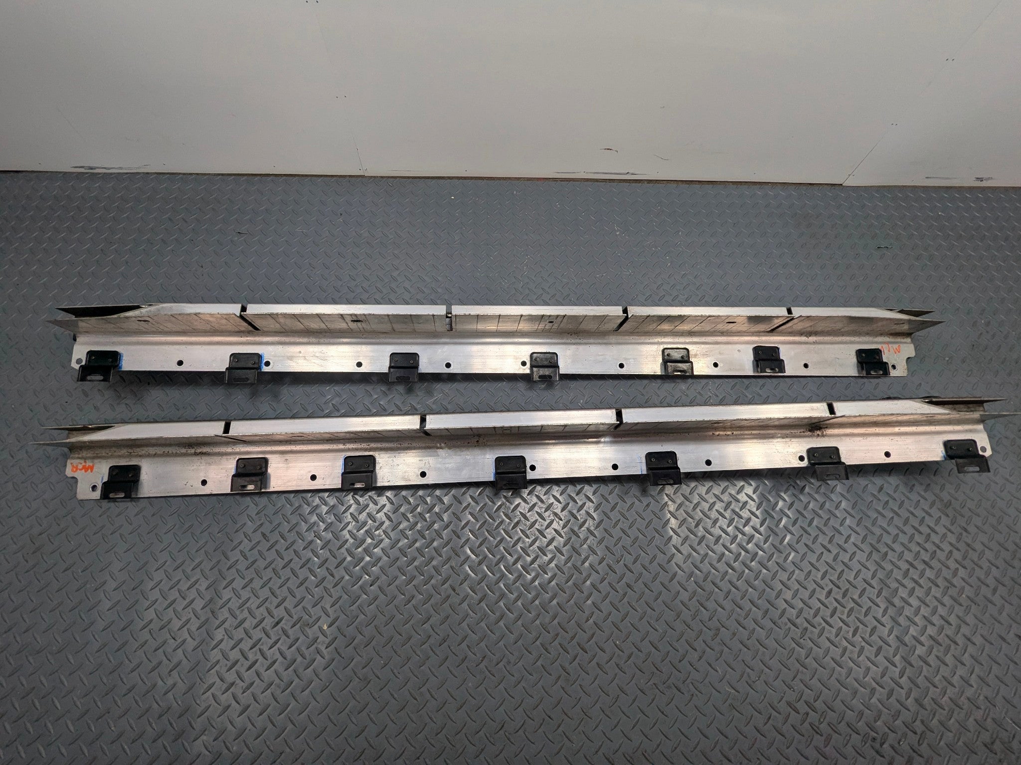 09 - 11 OEM MERCEDES-BENZ ML63 RIGHT AND LEFT SIDE STEP RUNNING BOARD BRACKET