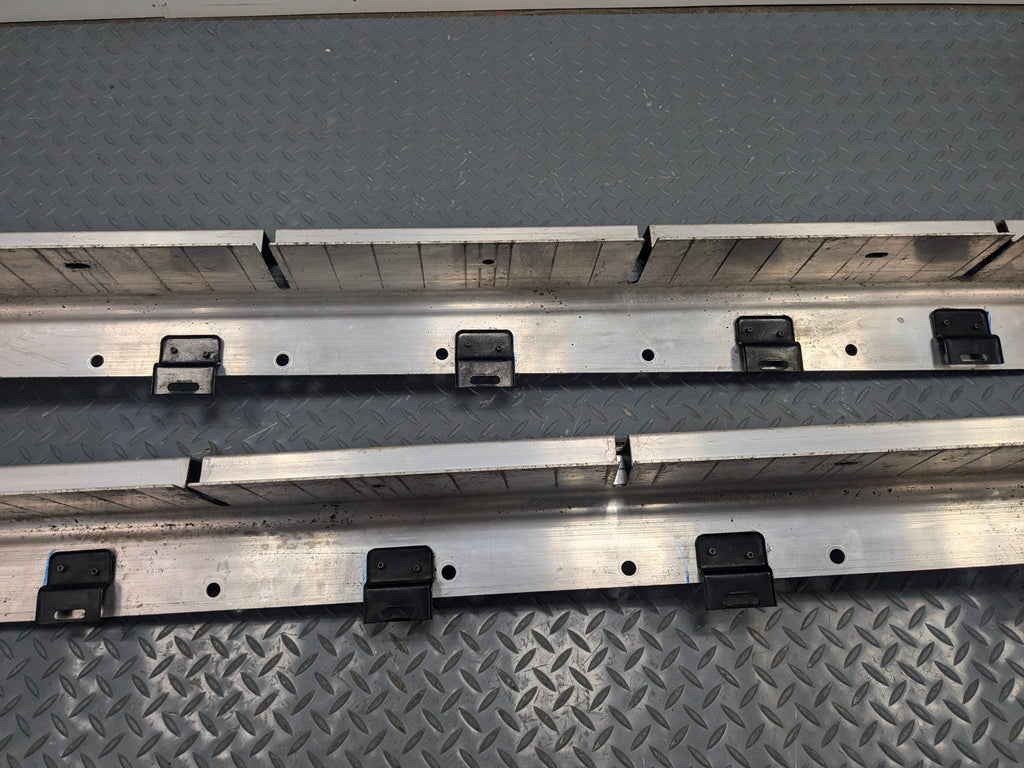 09 - 11 OEM MERCEDES-BENZ ML63 RIGHT AND LEFT SIDE STEP RUNNING BOARD BRACKET