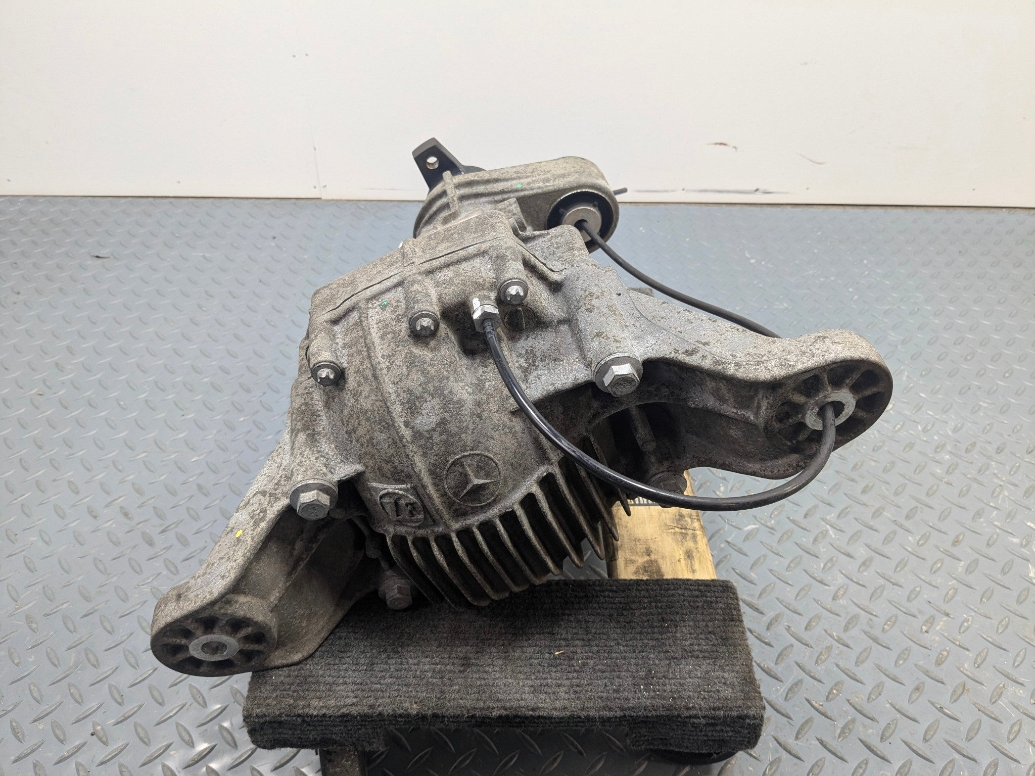 2009 - 2011 OEM MERCEDES-BENZ ML63 REAR DIFFERENTIAL AXLE CARRIER ASSEMBLY