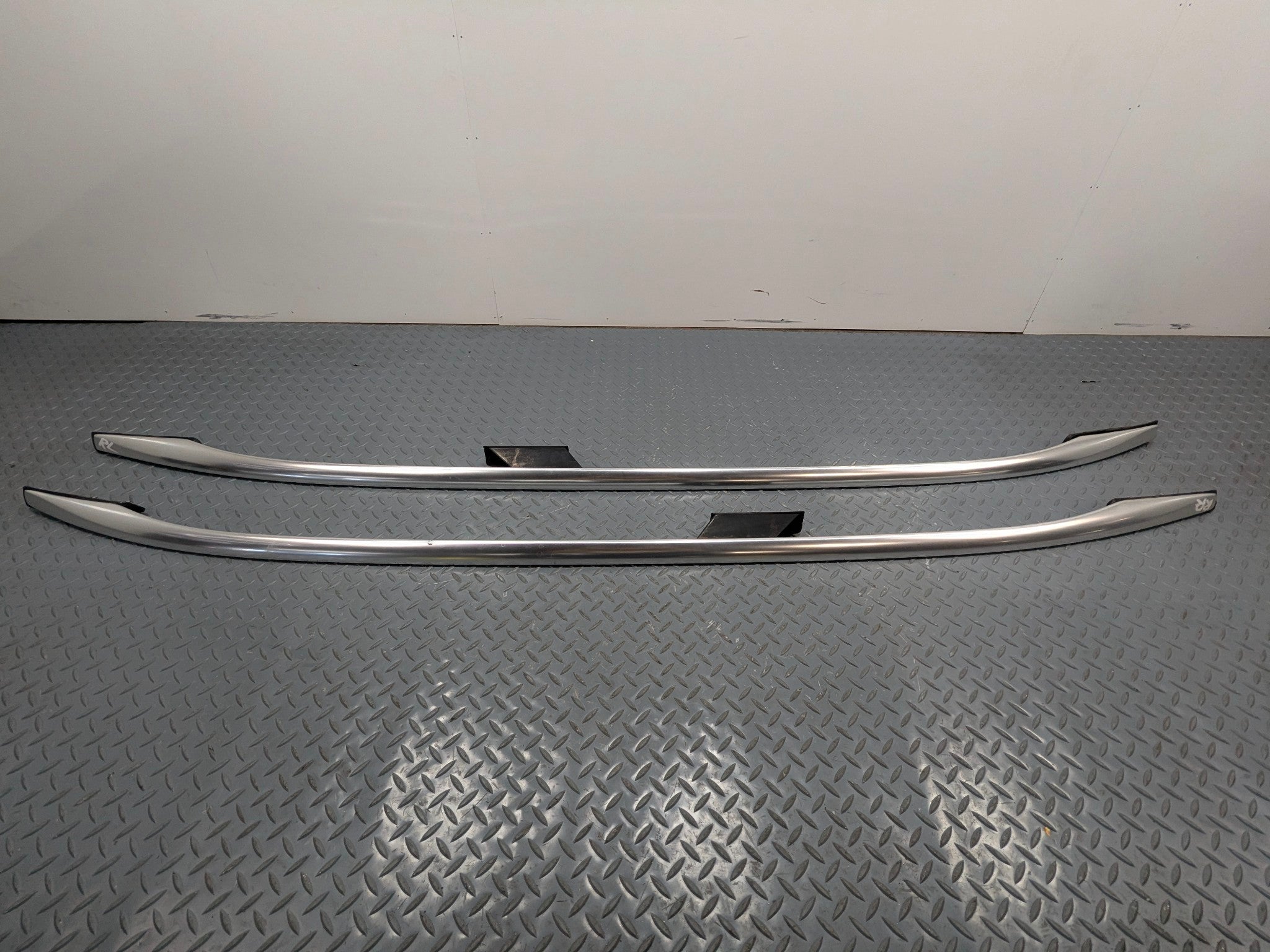 09 - 11 OEM MERCEDES-BENZ ML63 BAGGAGE LUGGAGE ROOF RACK RAIL CROSSBAR SILVER