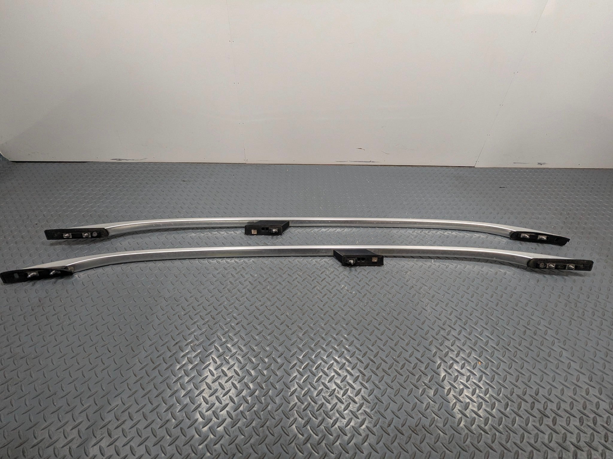 09 - 11 OEM MERCEDES-BENZ ML63 BAGGAGE LUGGAGE ROOF RACK RAIL CROSSBAR SILVER