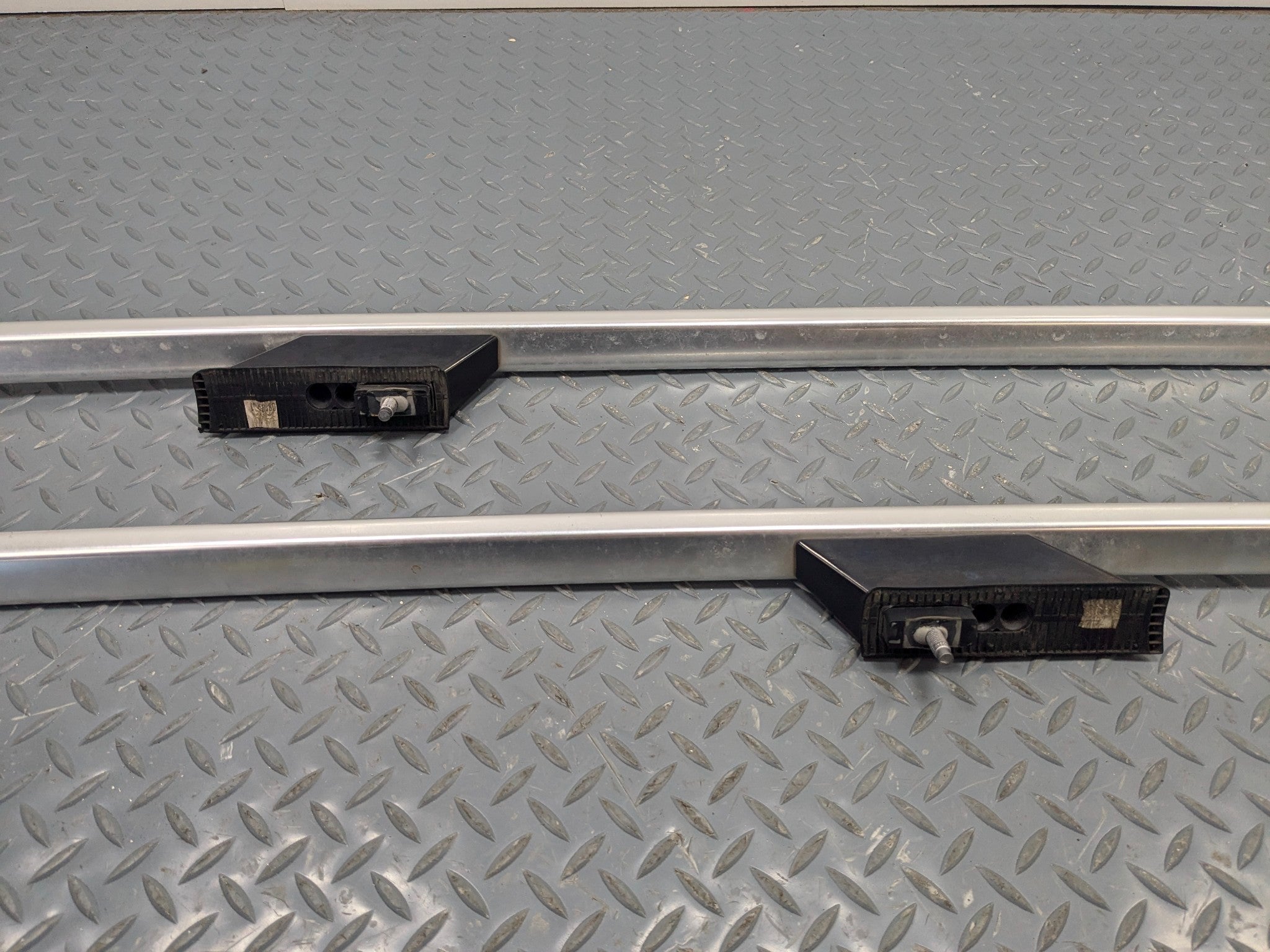 09 - 11 OEM MERCEDES-BENZ ML63 BAGGAGE LUGGAGE ROOF RACK RAIL CROSSBAR SILVER