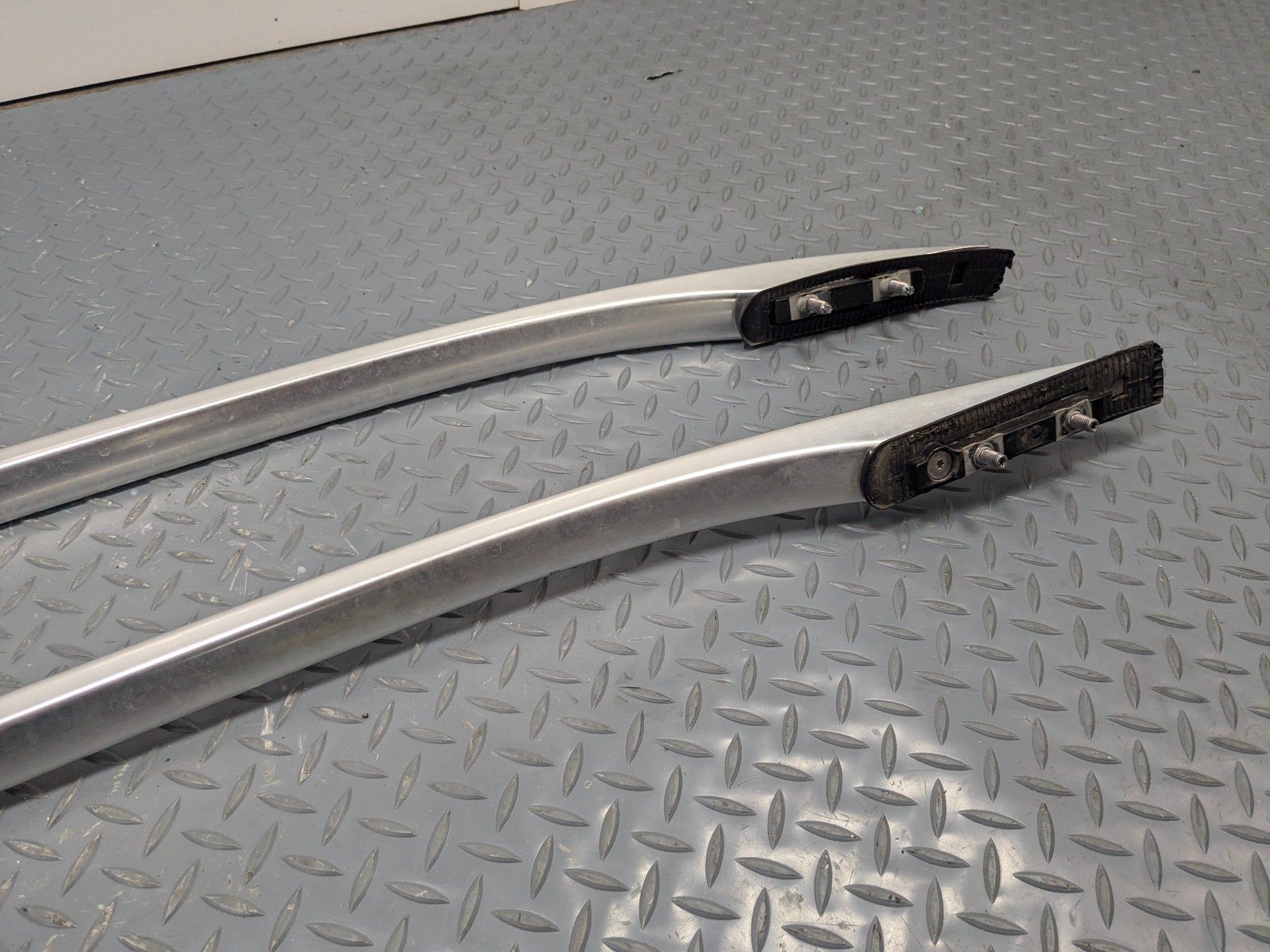 09 - 11 OEM MERCEDES-BENZ ML63 BAGGAGE LUGGAGE ROOF RACK RAIL CROSSBAR SILVER