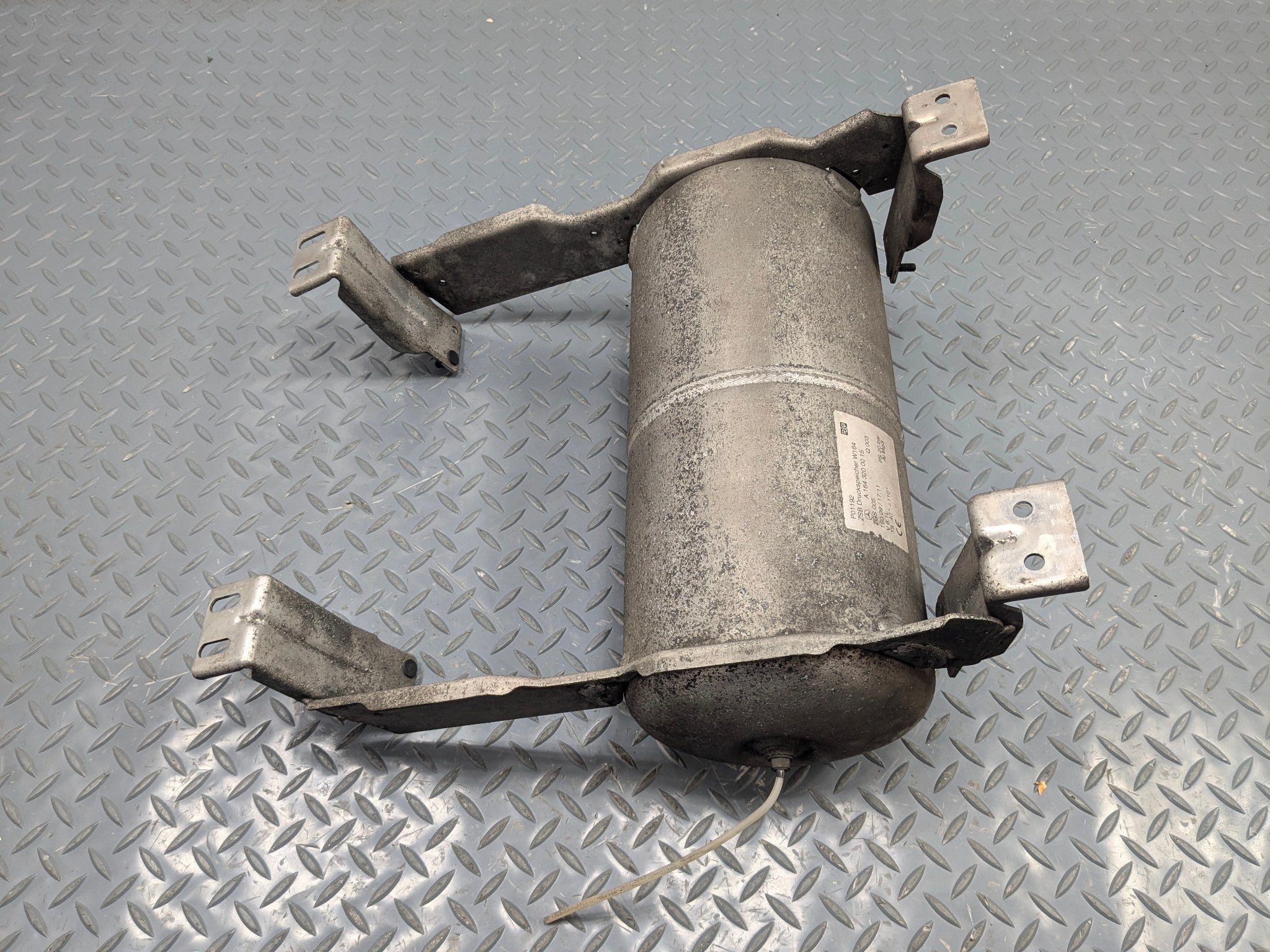 2009 - 2011 OEM MERCEDES-BENZ ML63 AIR SUSPENSION TANK RESERVOIR ASSEMBLY