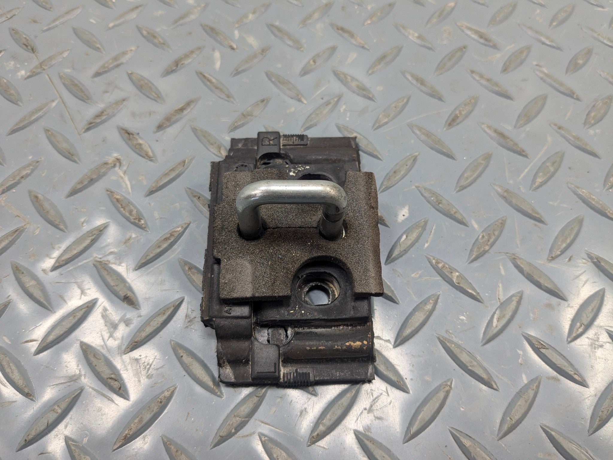 2009 - 2011 OEM MERCEDES-BENZ ML63 TRUNK TAILGATE LIFTGATE LATCH LOCK STRIKER