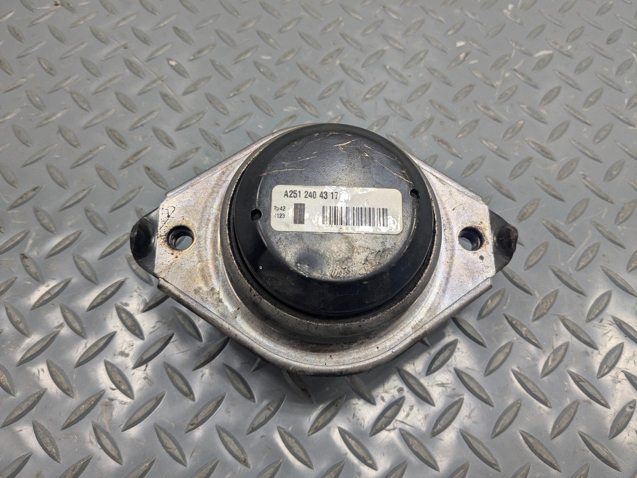2009 - 2011 OEM MERCEDES-BENZ ML63 ENGINE MOUNT