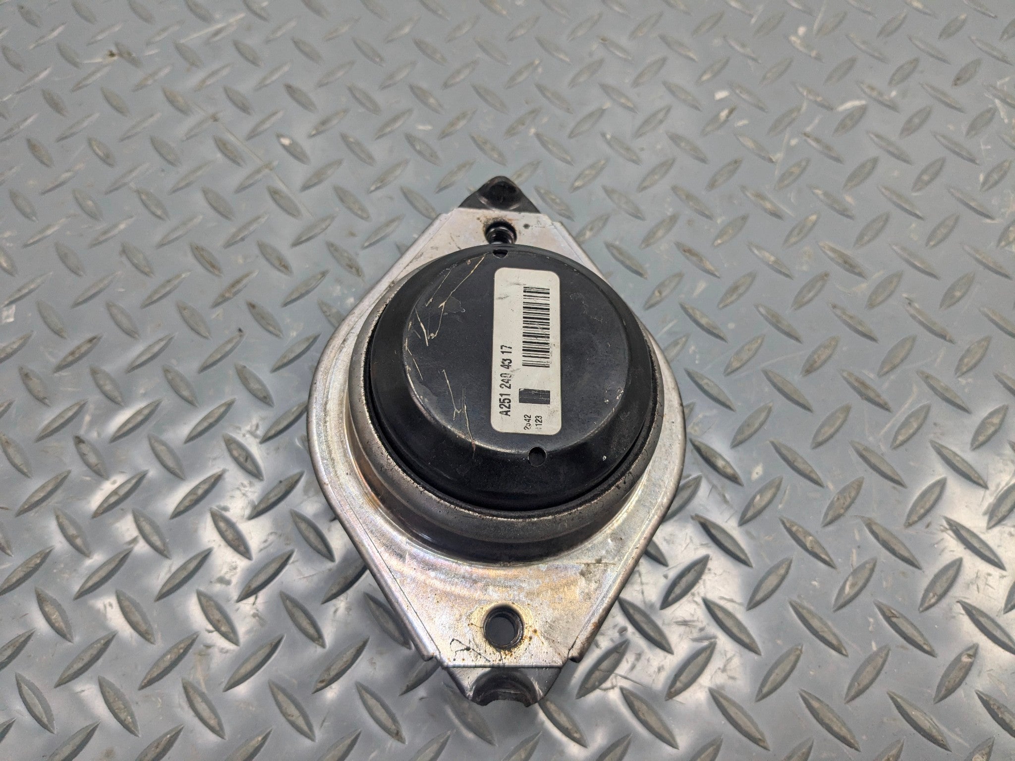 2009 - 2011 OEM MERCEDES-BENZ ML63 ENGINE MOUNT