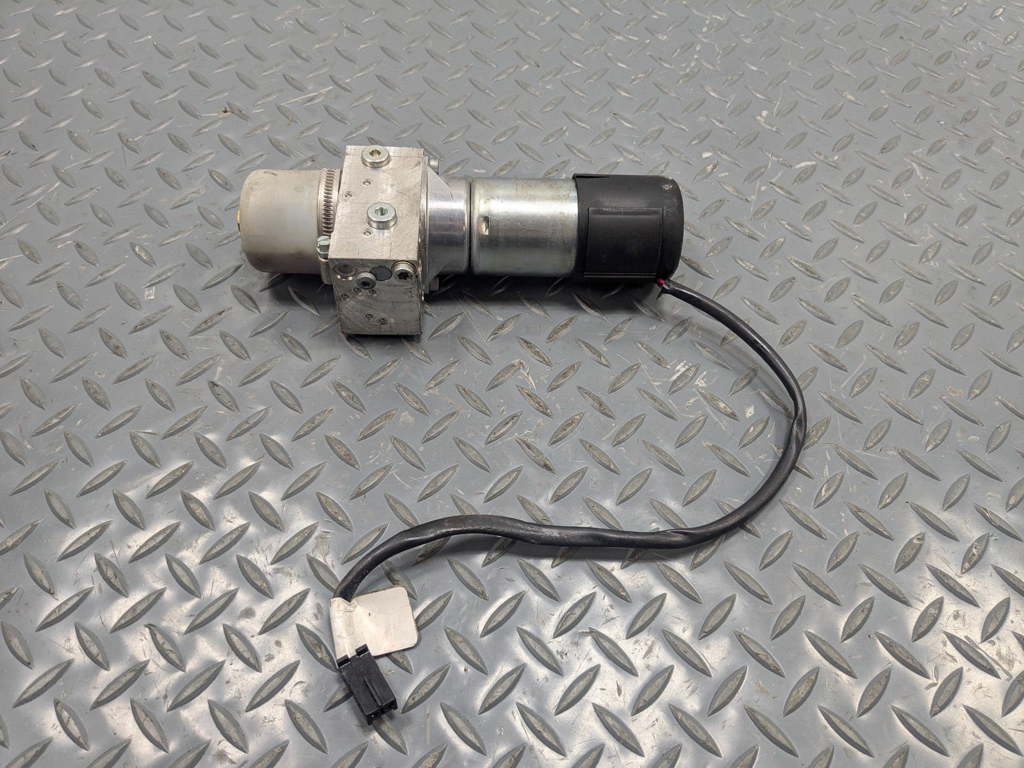 2009 - 2011 OEM MERCEDES-BENZ ML63 TRUNK LIFT GATE HYDRAULIC SHOCK MOTOR PUMP