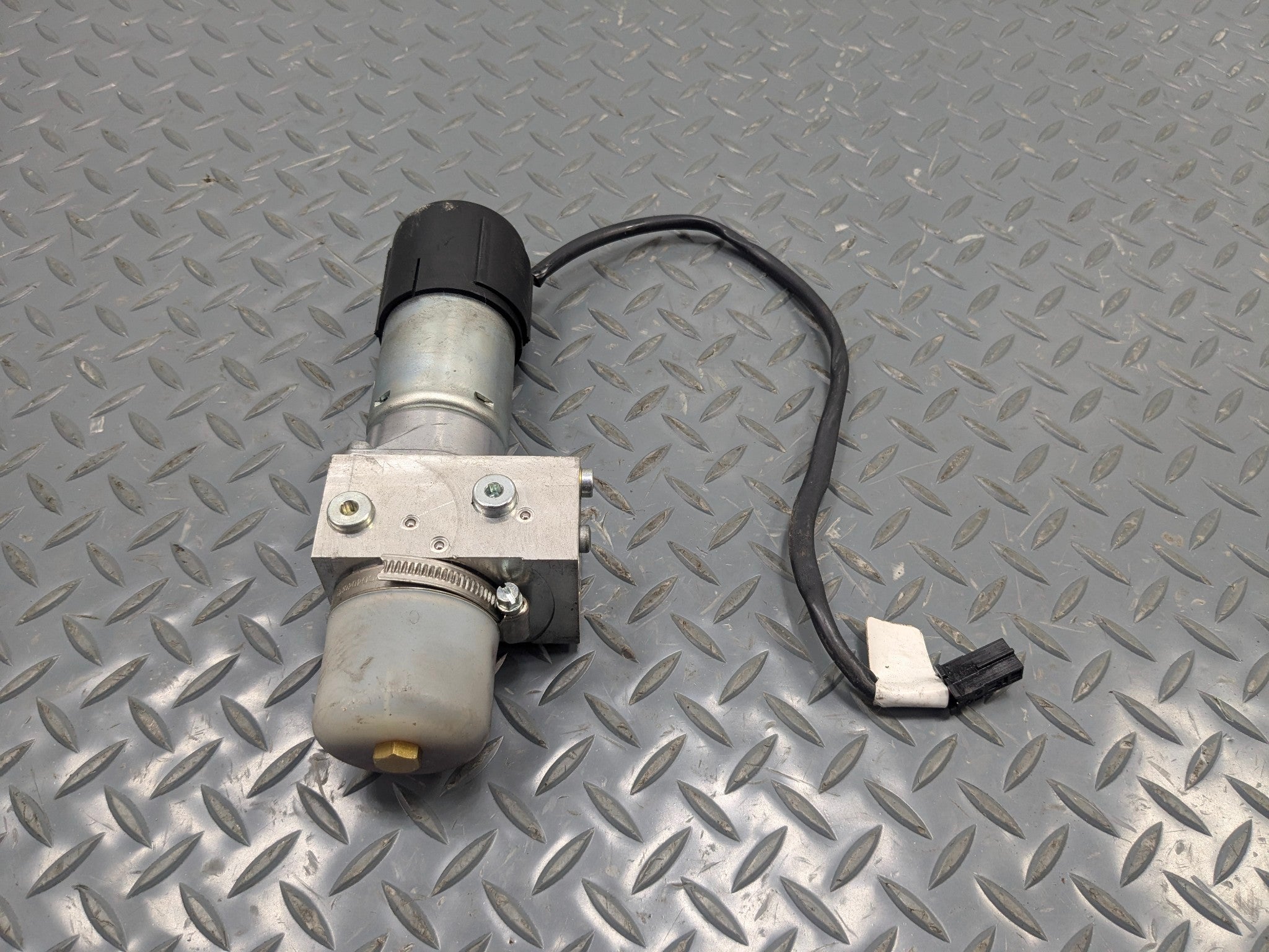 2009 - 2011 OEM MERCEDES-BENZ ML63 TRUNK LIFT GATE HYDRAULIC SHOCK MOTOR PUMP