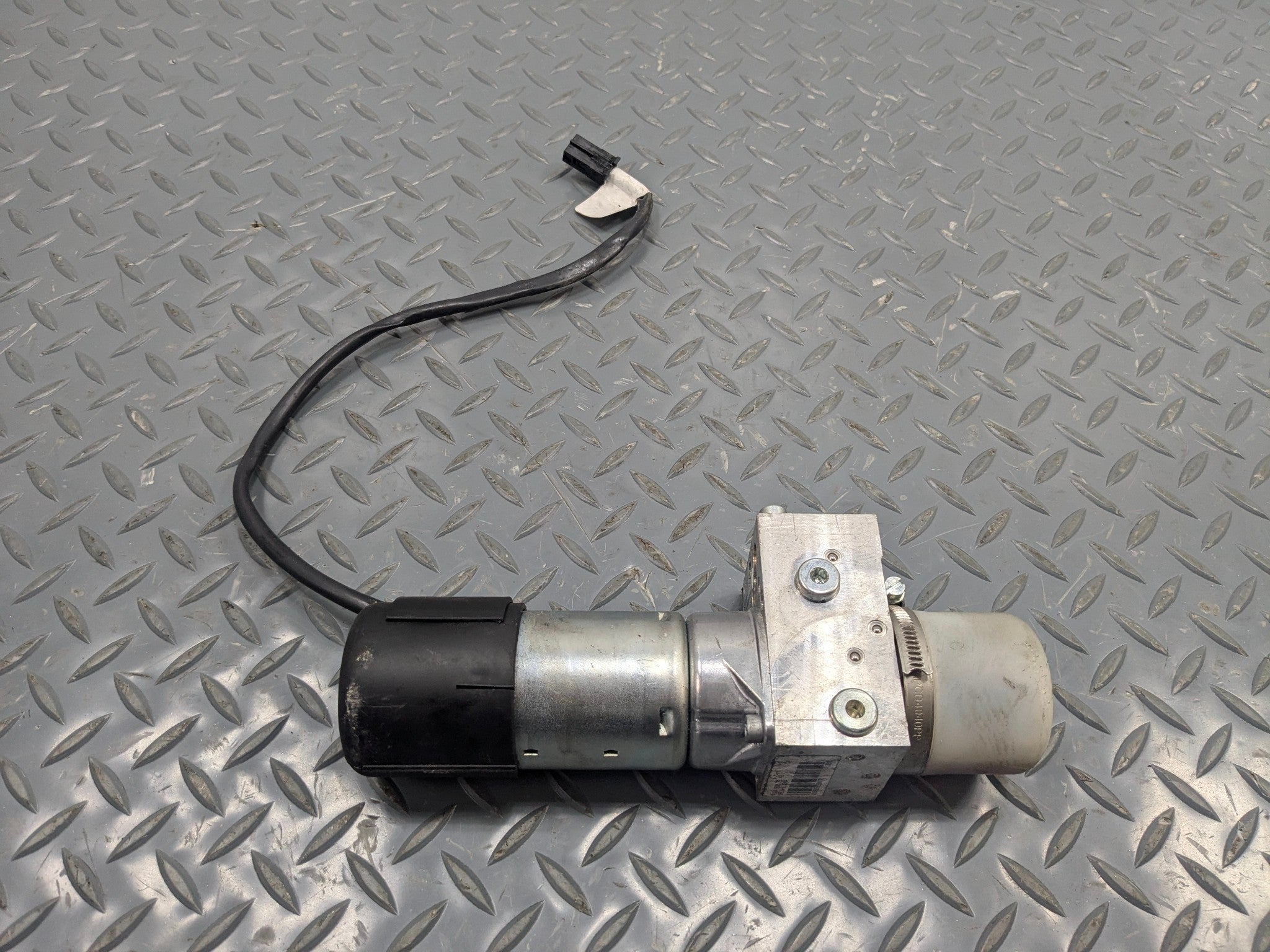 2009 - 2011 OEM MERCEDES-BENZ ML63 TRUNK LIFT GATE HYDRAULIC SHOCK MOTOR PUMP